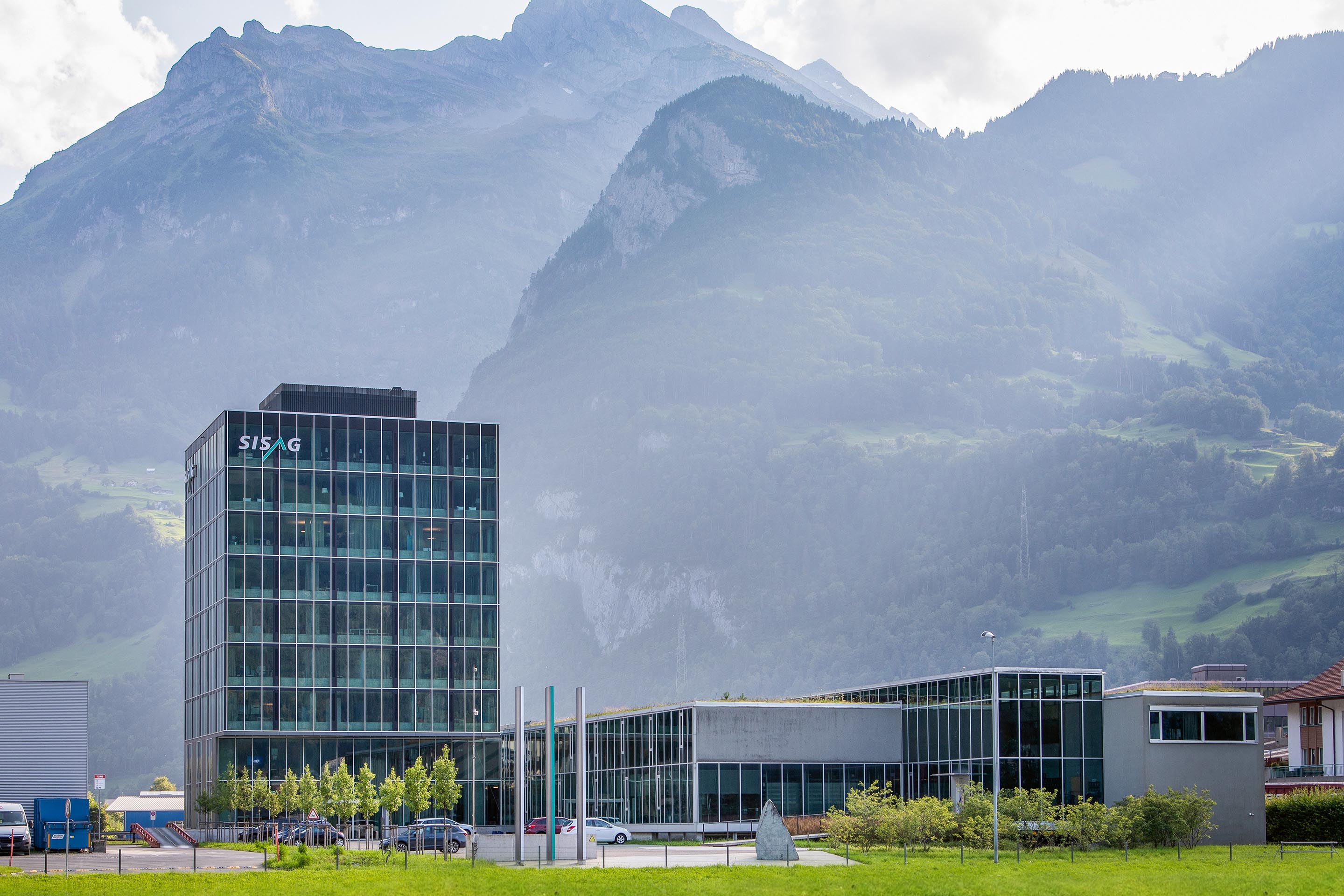 A partire dal 2° piano l’edificio svetta su quelli circostanti, consentendo di sfruttare appieno  il concetto energetico basato sull'apporto solare gratuito.