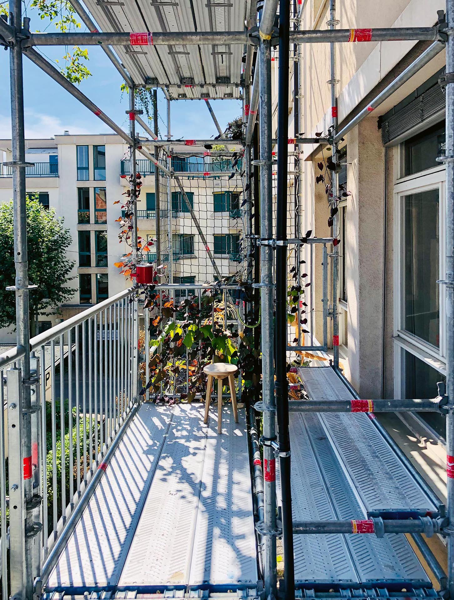 Fassadenbegrünung und Balkon zugleich: Das bepflanzte Baugerüst vor dem Firmensitz des Bieler Architekturbüros :mlzd leistet einen wertvollen Beitrag an den sommerlichen Wärmeschutz und bietet Aufenthaltsqualität.