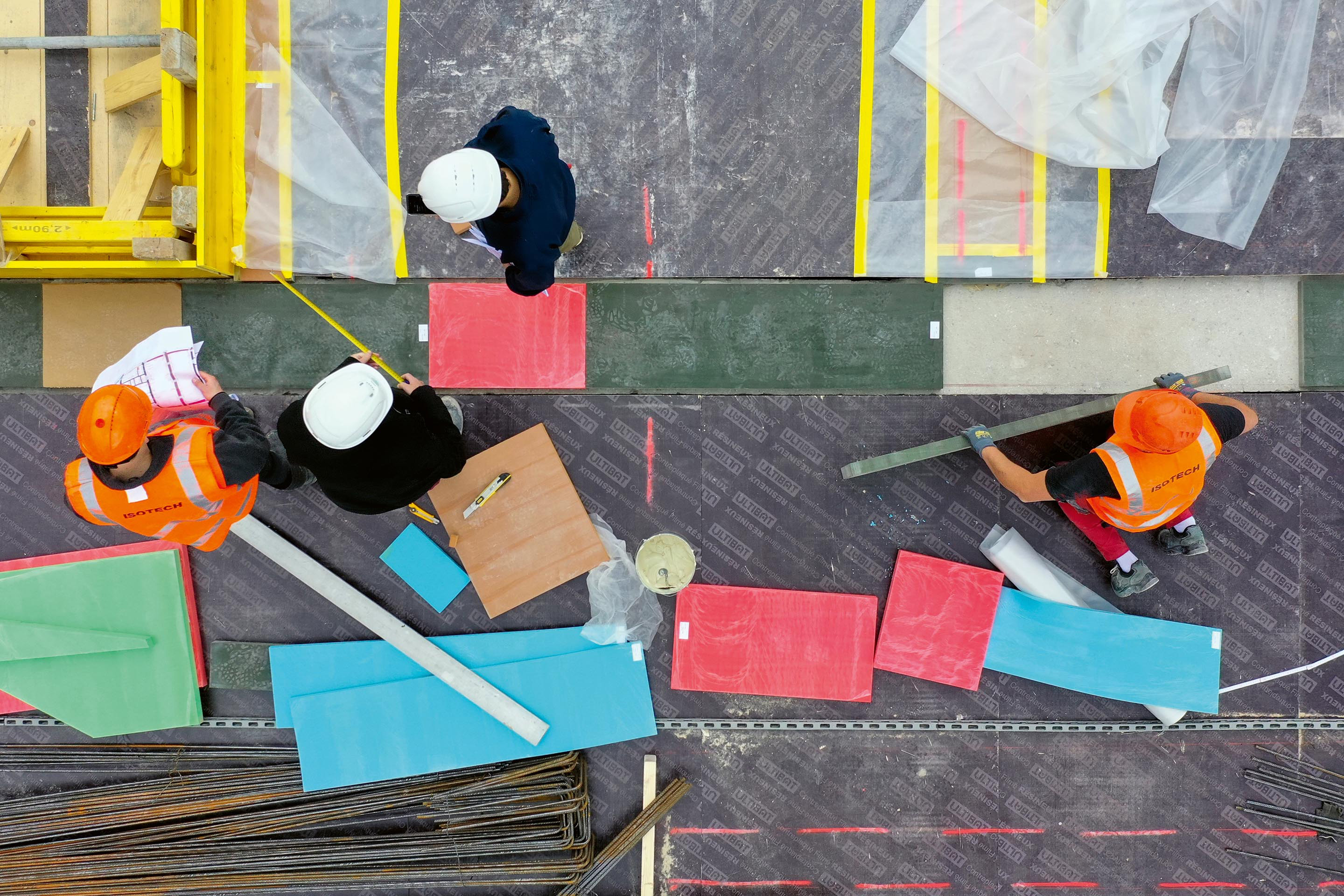 Mise en place des élastomères sur les murs du sous-sol, avant le bétonnage de la dalle du rez. Les différentes couleurs correspondent au plan de calepinage.