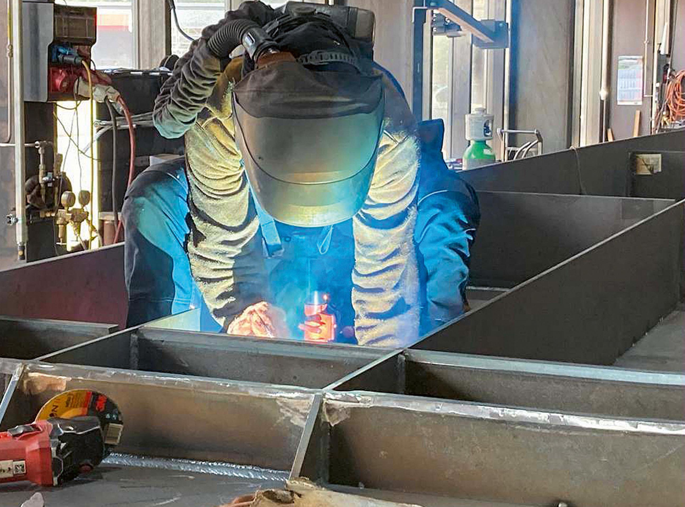 Saldatura del cassone della passerella nell’Officina Morand a Bulle.