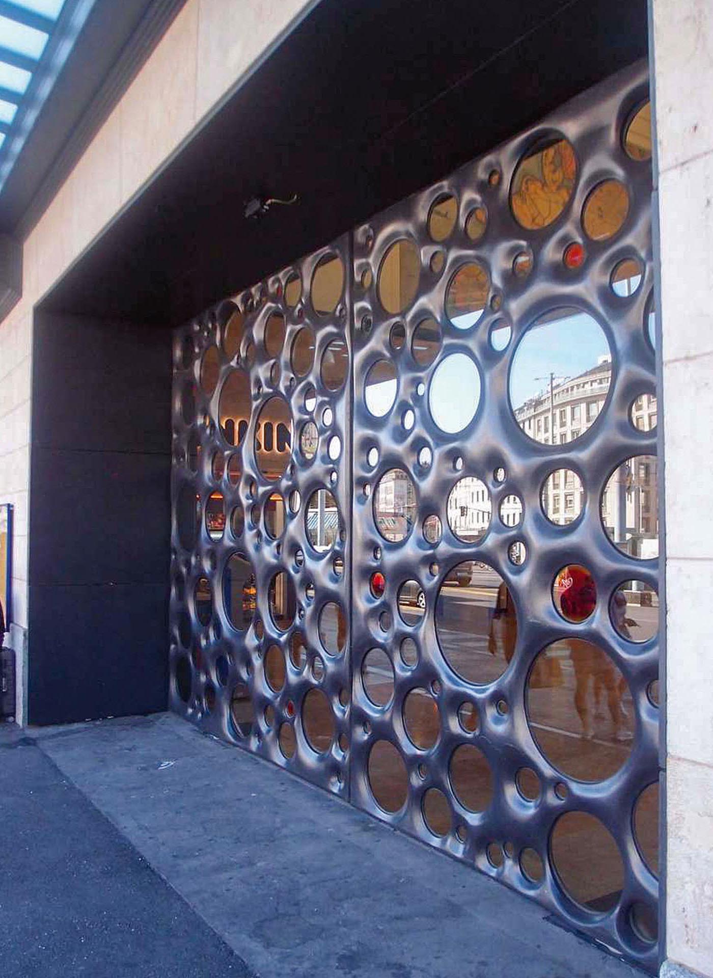 Dettaglio delle ante del portone dell’atrio della Stazione di Cornavin a Ginevra.