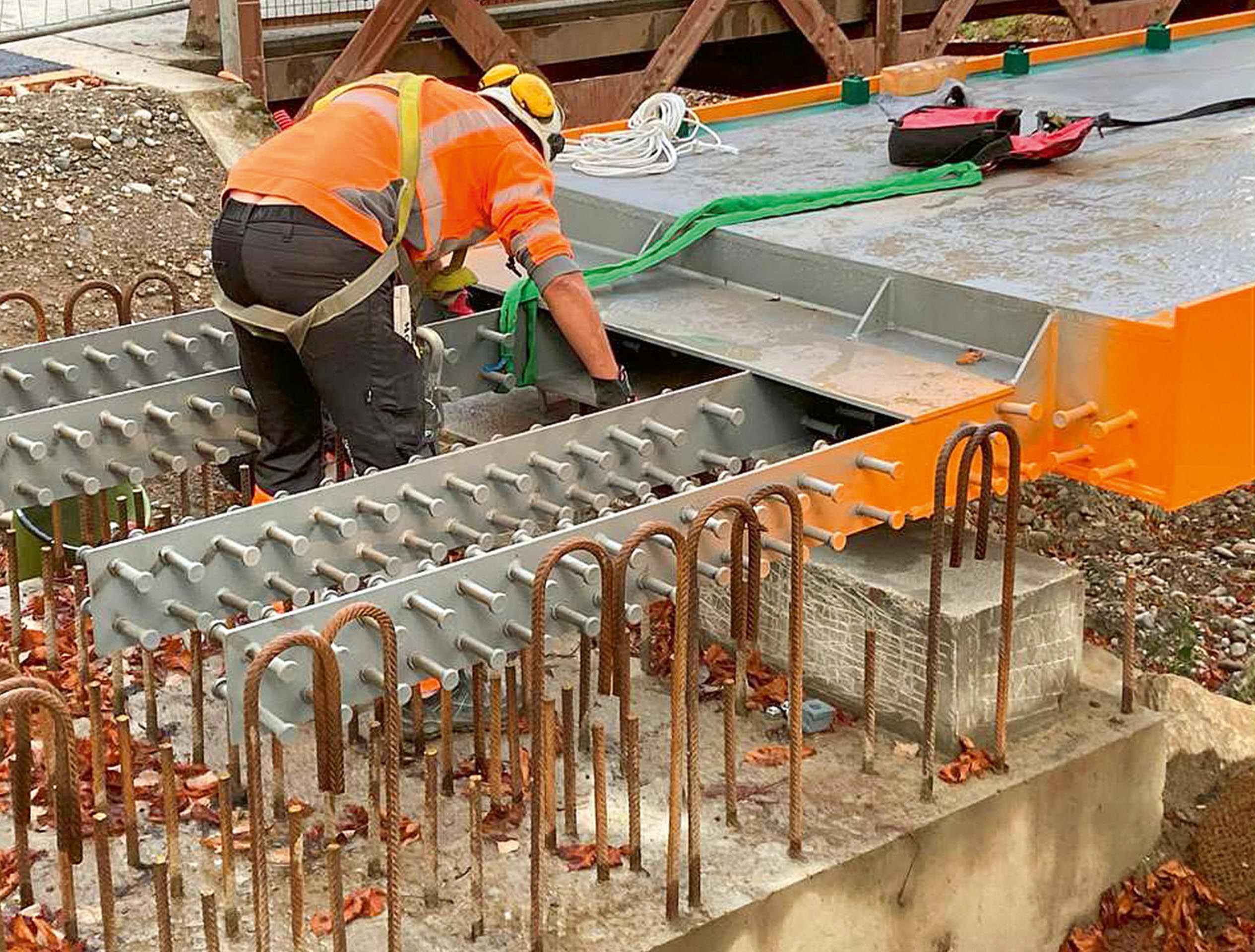 Posizionamento del ponte prima del getto integrativo.