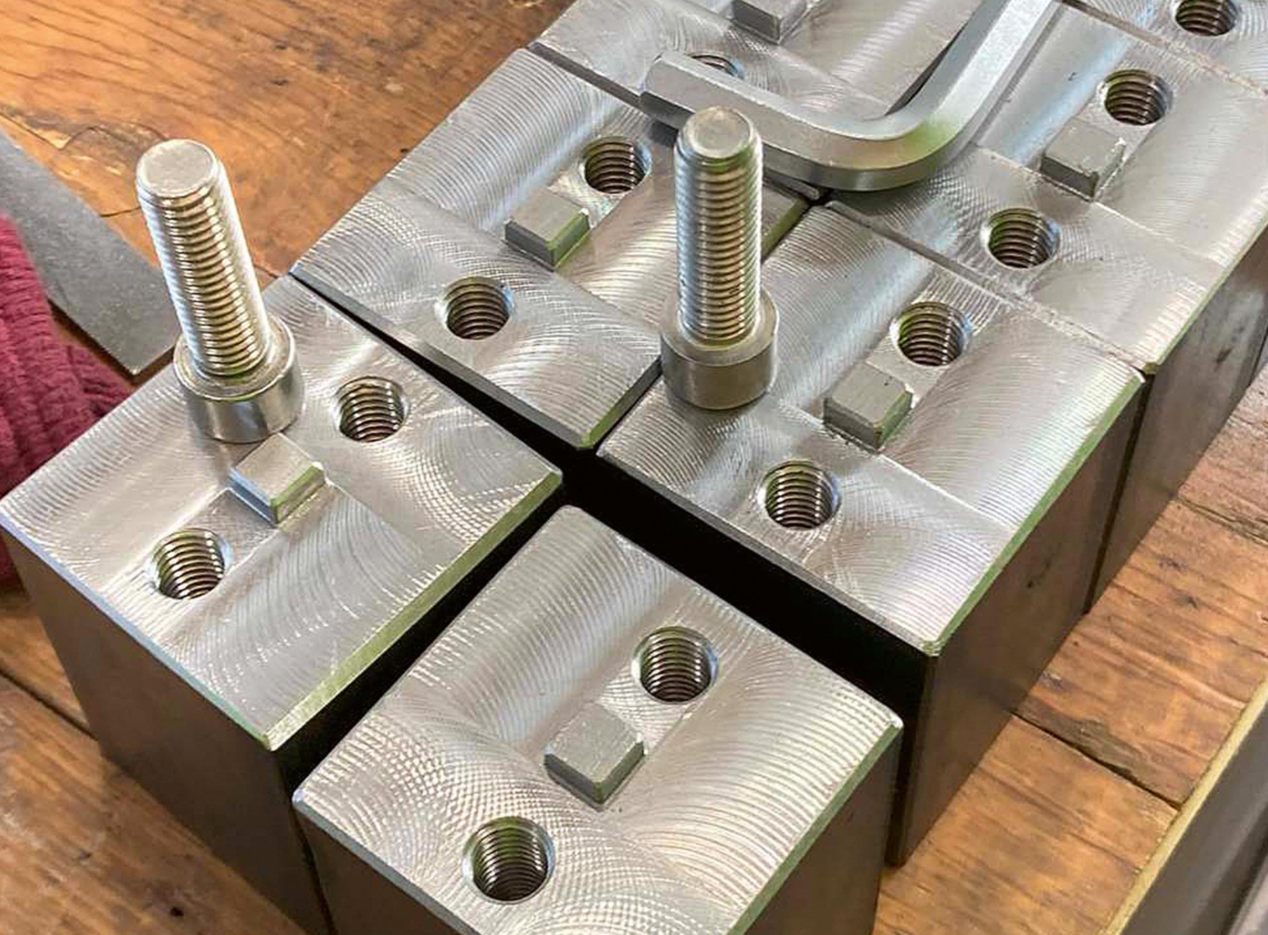 Dispositivi di regolazione dei parapetti sul cassone metallico.