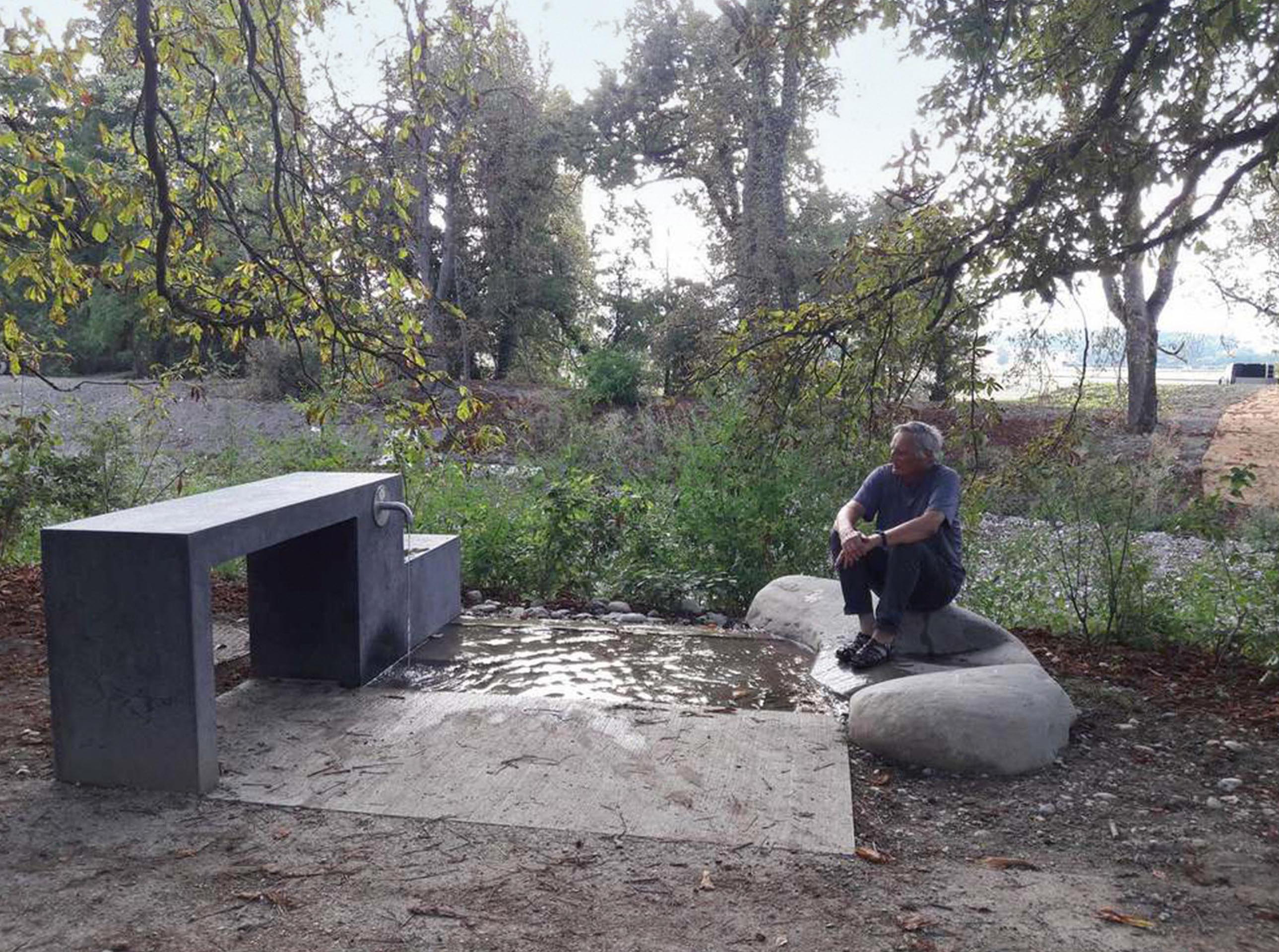 La fontana multifunzionale lungo il tracciato dell’Aire.