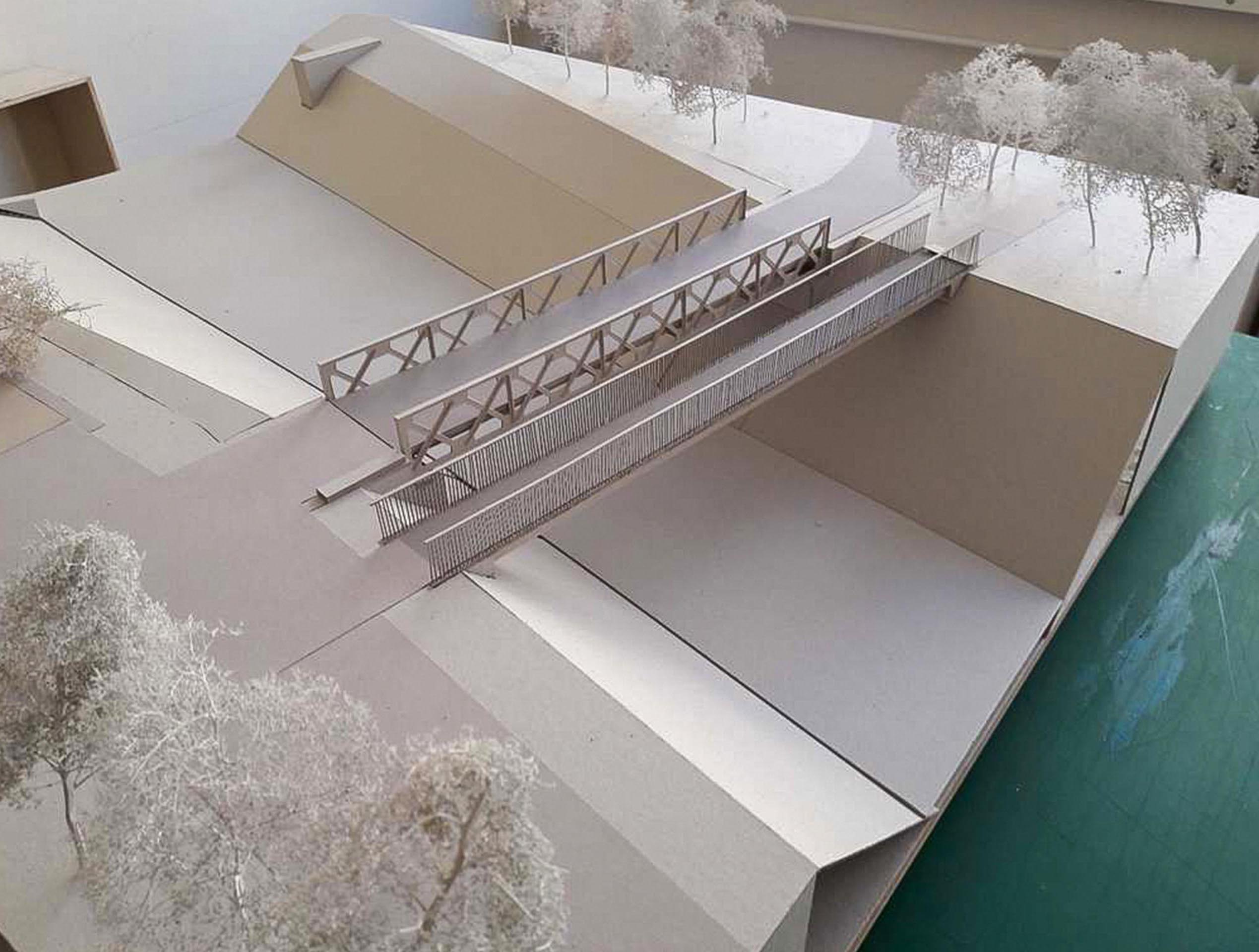 Modello di studio con ponte e passerella affiancati.