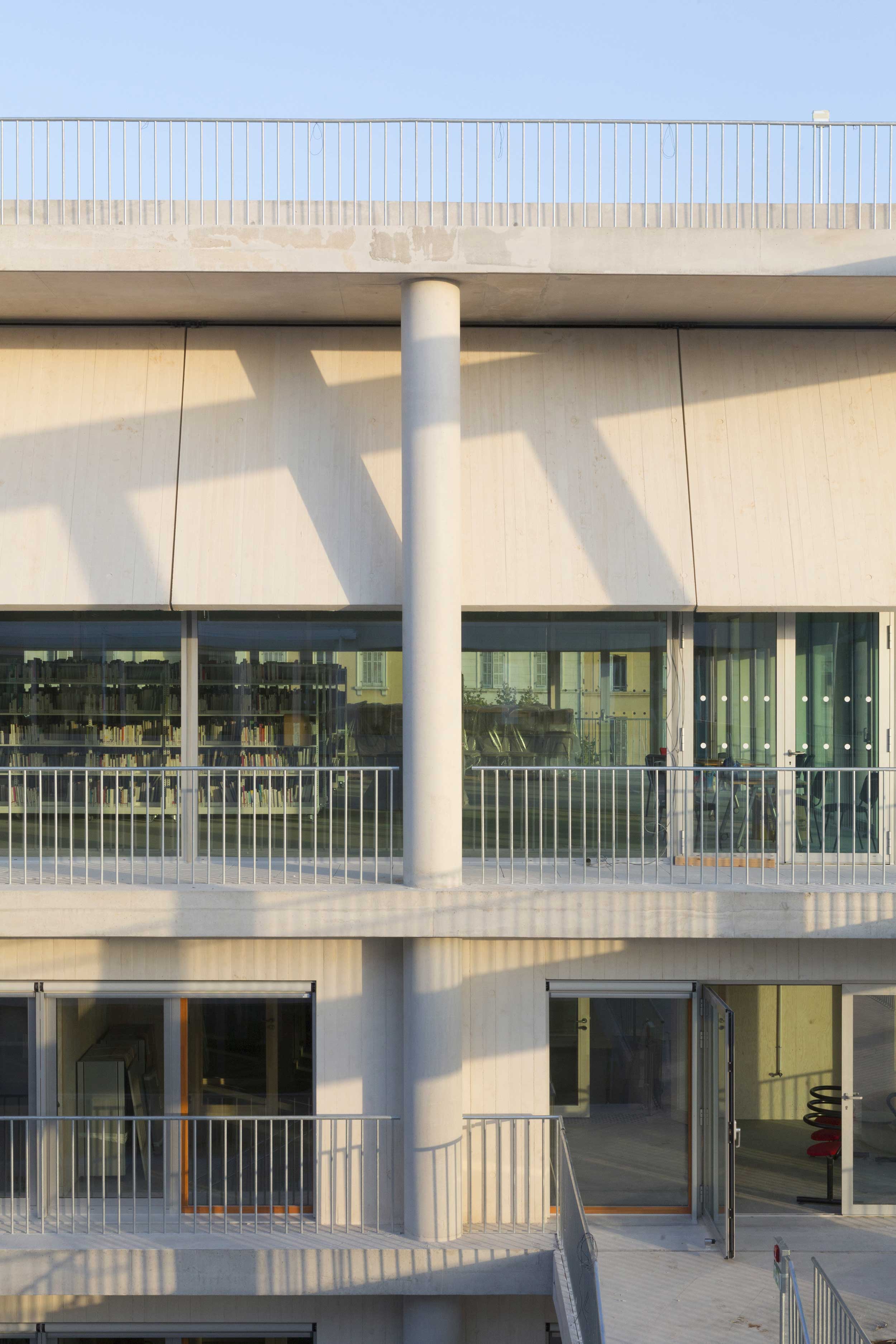 La bibliothèque surplombant le port, en cours d'achèvement.
