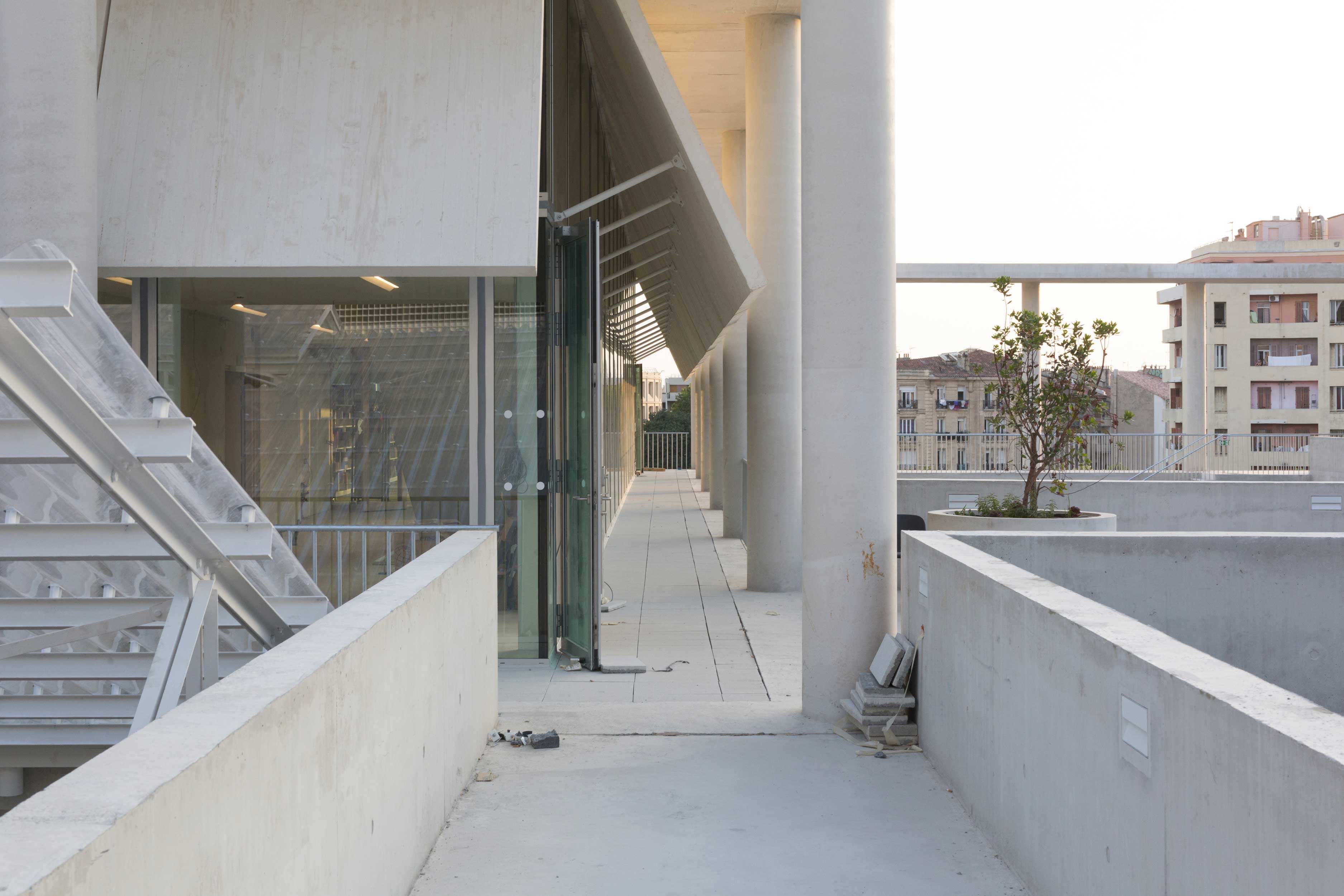 La bibliothèque surplombant le port, en cours d'achèvement.
