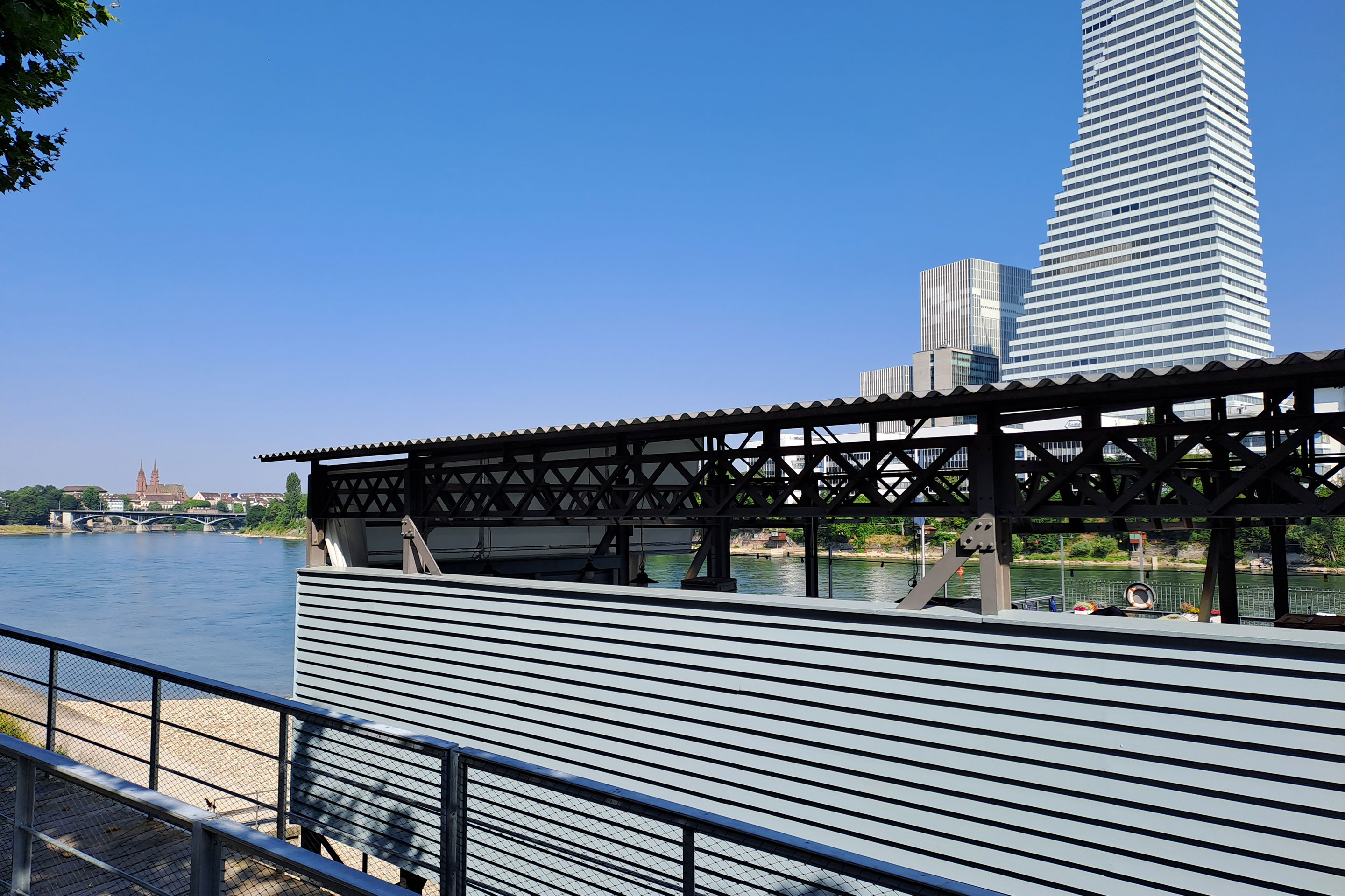 Eine spannende Wechselwirkung: Die historische Badeanstalt auf der Grossbasler Seite – die modernen Roche-Türme im Kleinbasel.