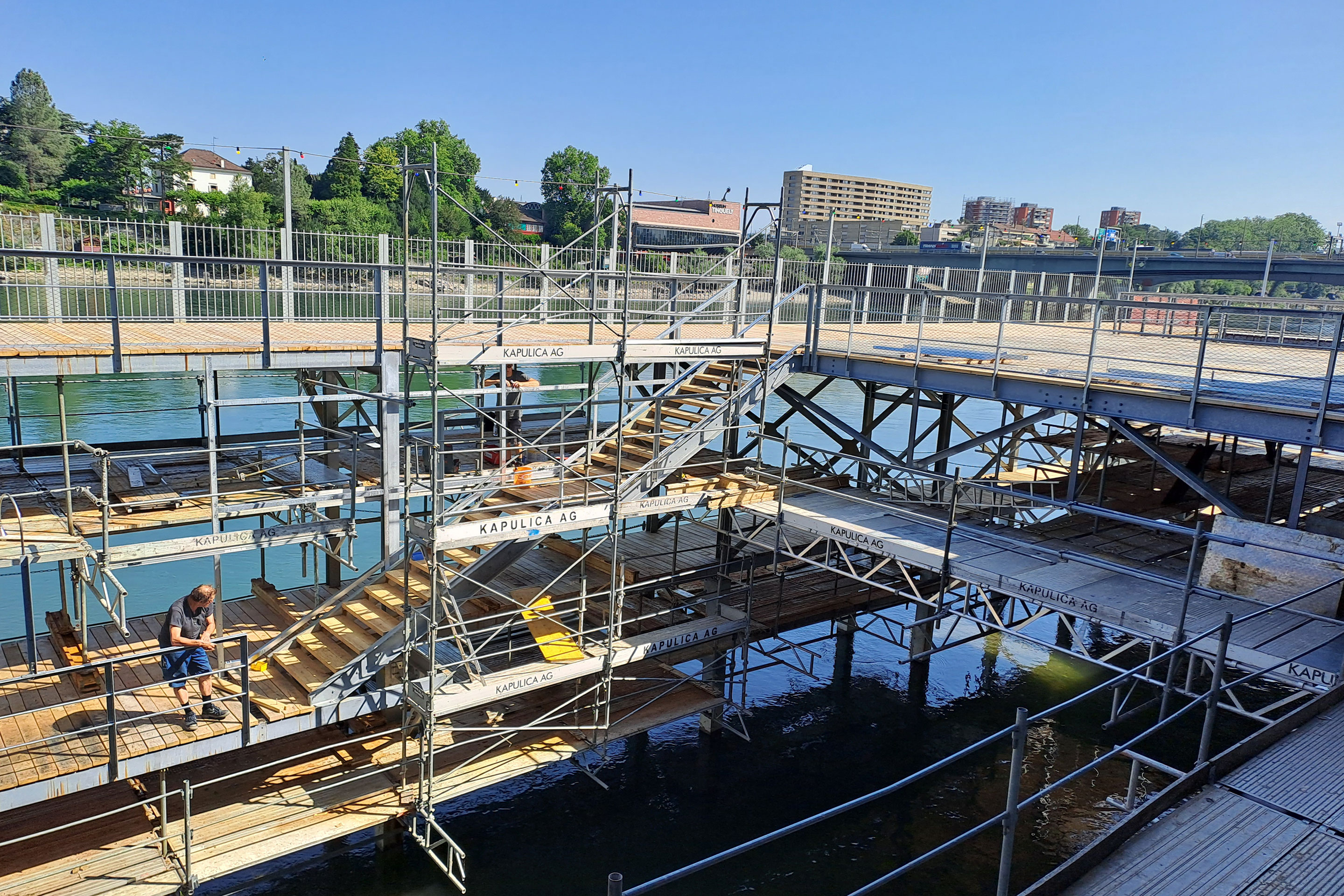 Die neuen Plattformen im Bau. Früher befand sich zwischen den Plattformen ein «Hubboden». Heute schwimmt man ausserhalb der Konstruktion.