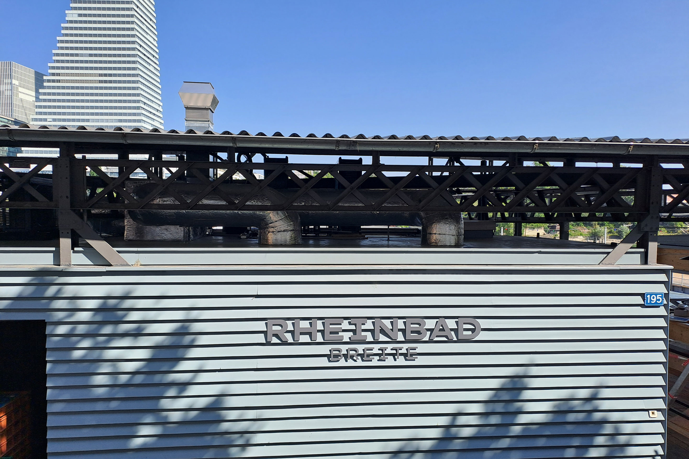 Seit 1898 steht das Rheinbad Breite am Fluss. Seine wechselvolle Geschichte sieht man ihm heute nicht mehr an.
