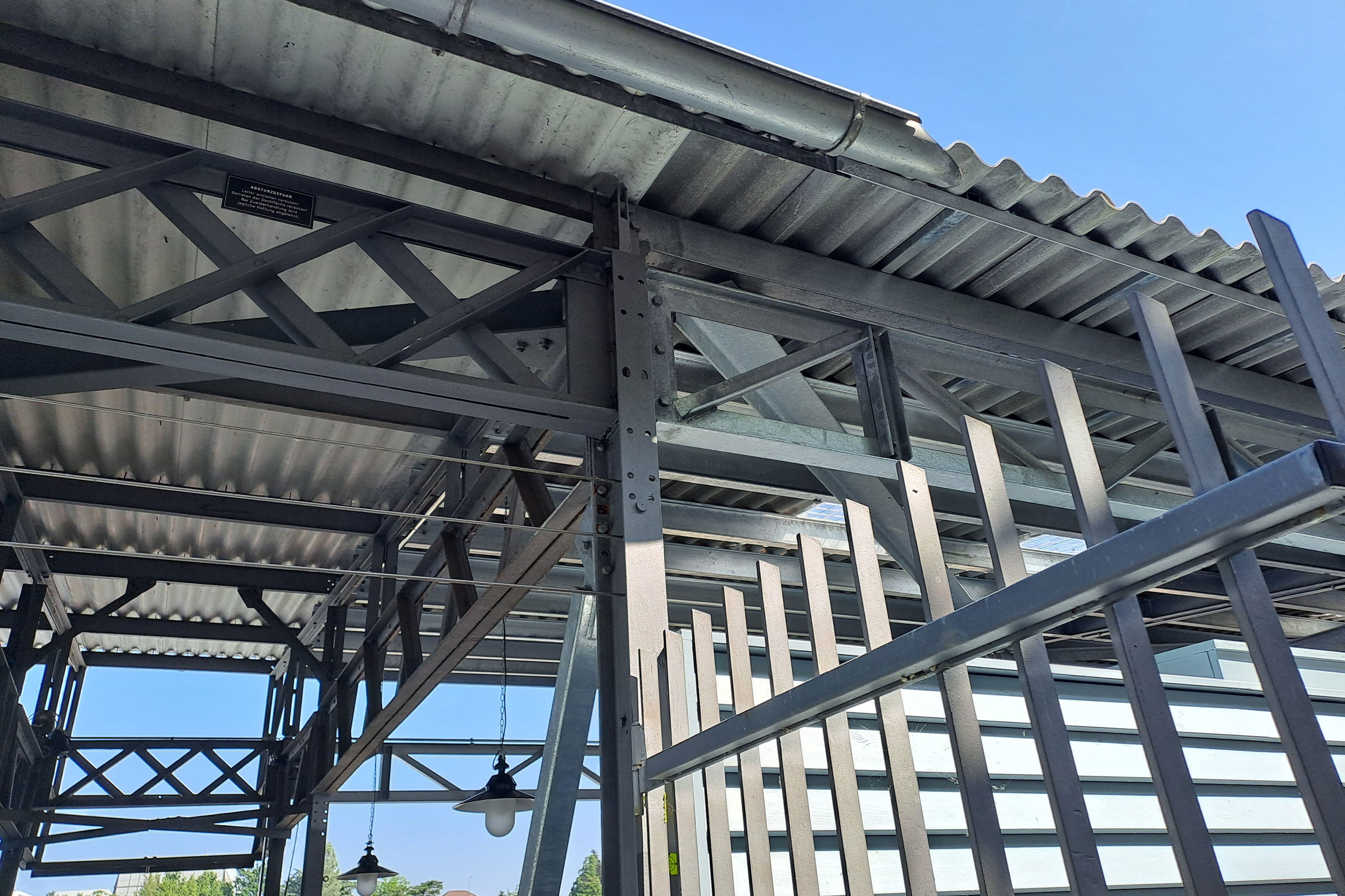 Der Erweiterungsbau greift die Konstruktion, das Material und die Farbe des Bestands auf.