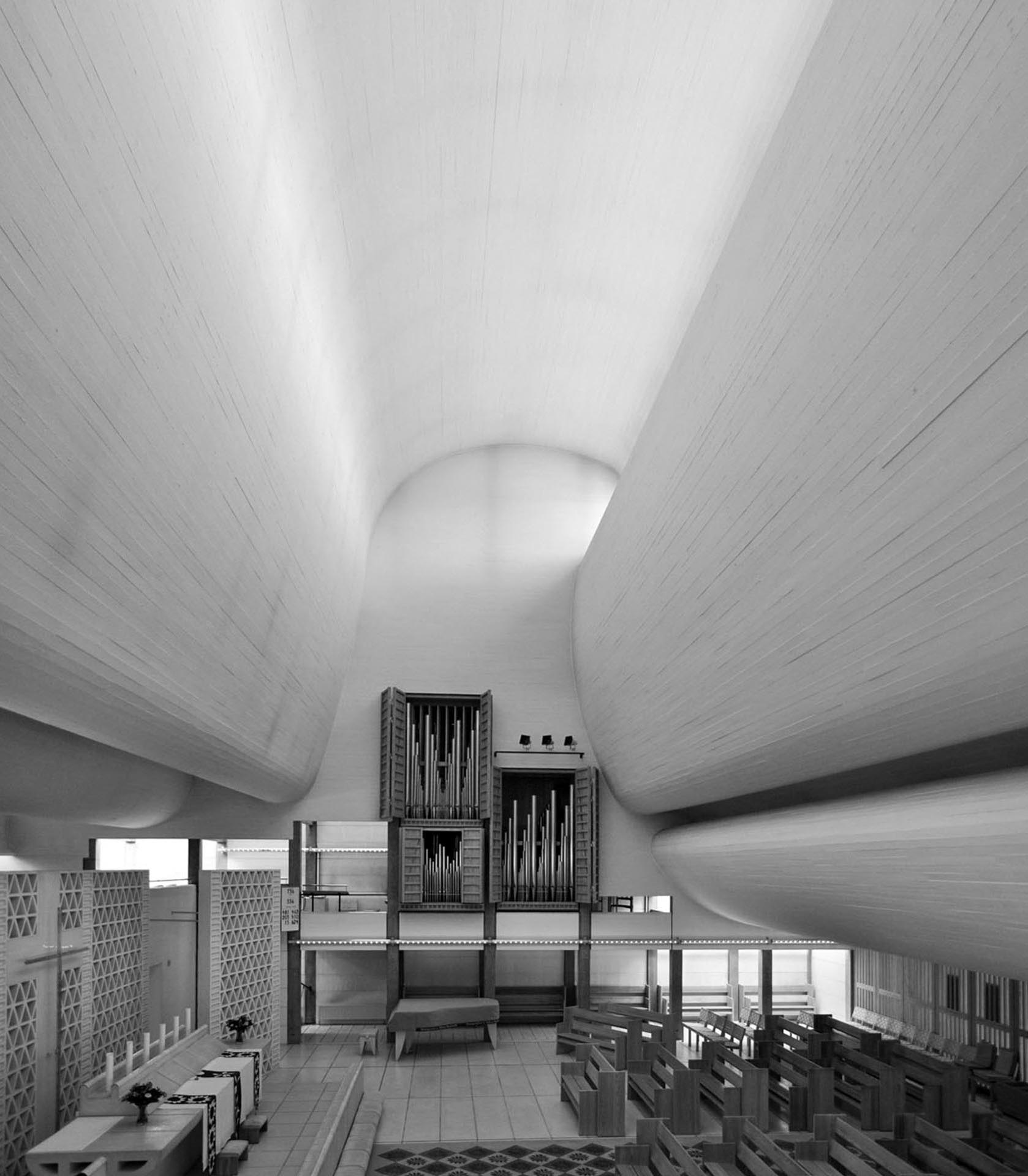 Bagsværd Kirke (1976), Jørn Utzon. Die Rundung in der Decke der Andachtsräume (oben) stellt einen Bezug zur Bag­sværd Kirke her und sorgt für weiches Licht.