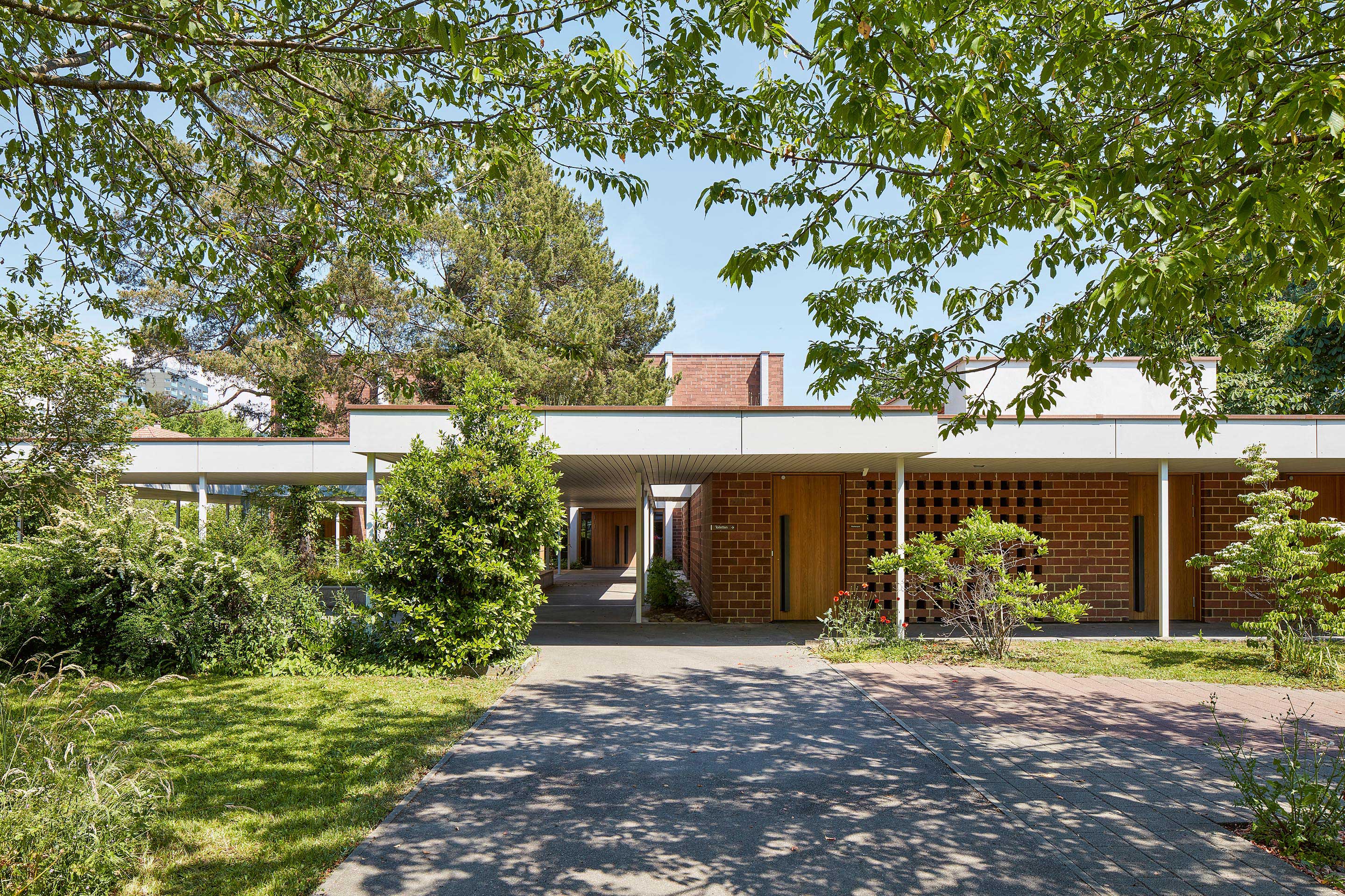 Charakteristikum Filtermauerwerk: Dieses Gestaltungselement des Bestands ist neuerdings auch vor dem Warteraum zu sehen.