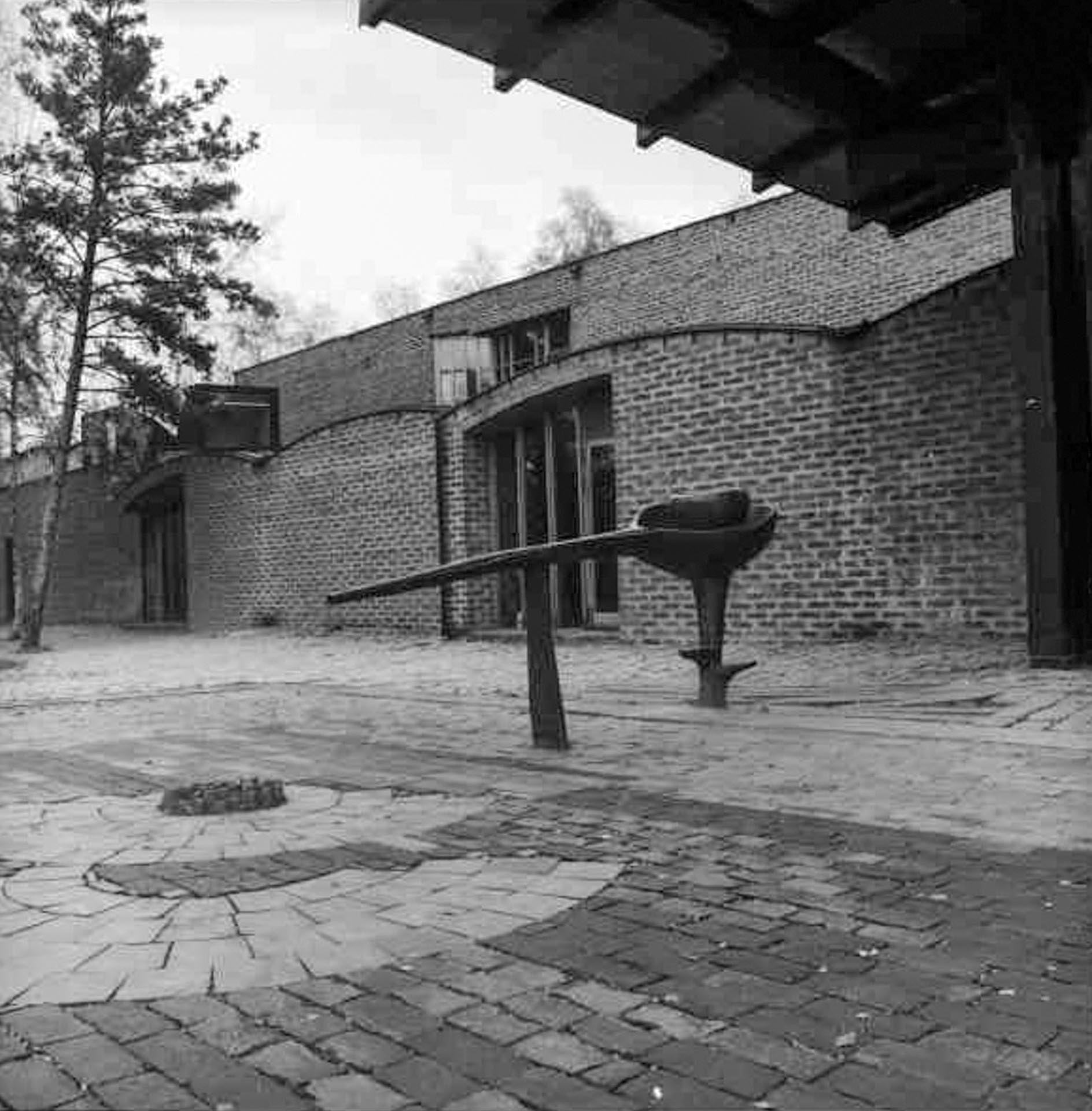 Markuskyrkan (1962), Sigurd Lewerentz. Sowohl im Friedhofsgebäude Birsfelden als auch in der Markuskyrkan südlich von Stockholm wird Sichtbackstein bewusst als Gestaltungselement eingesetzt.
