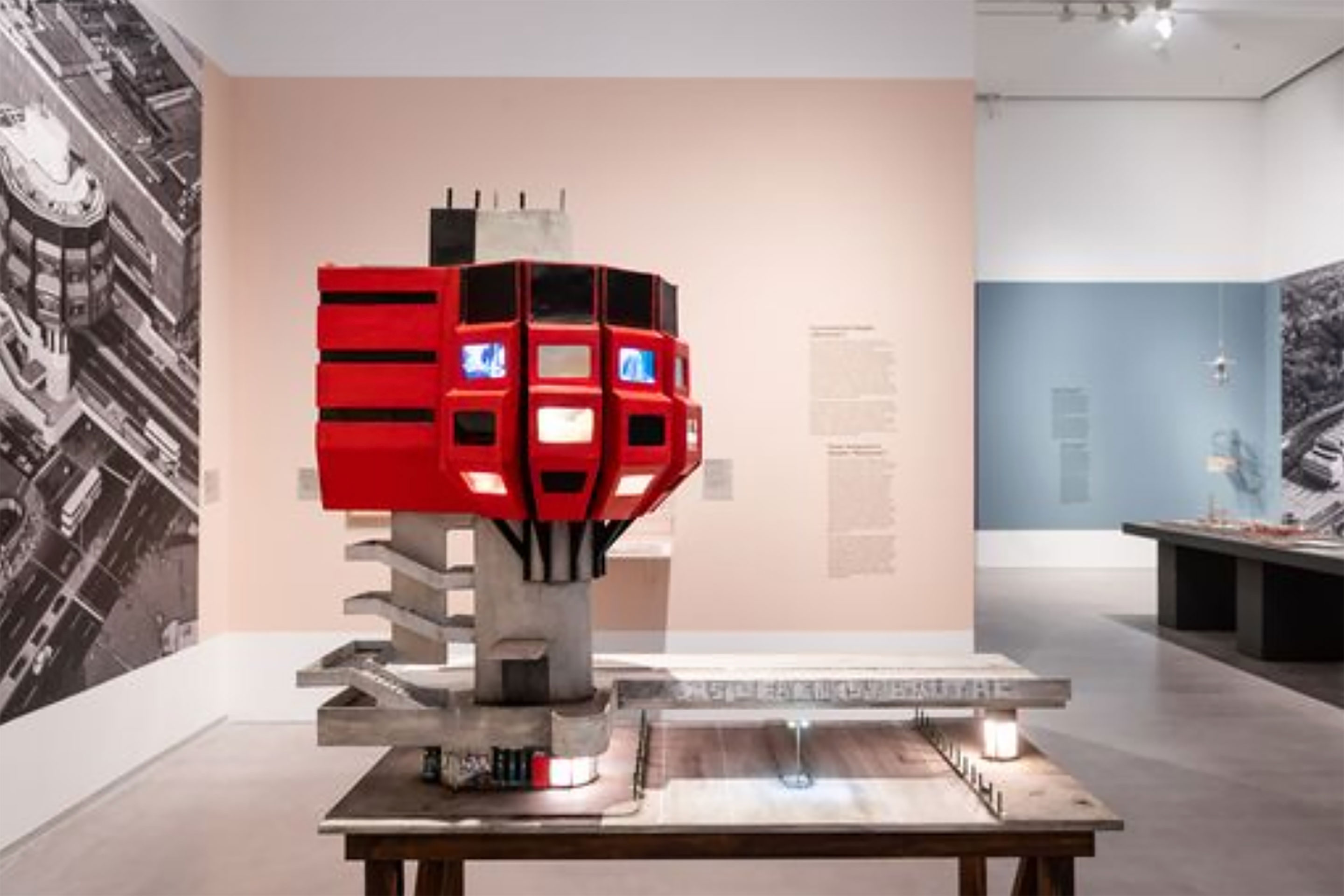 Blick in die Ausstellung «Suddenly Wonderful», Berlinische Galerie. Im Bild das Projekt von Tracey Snelling für den «Bierpinsel». Das am 13. Oktober 1976 eröffnete Turmrestaurant Steglitz ist ein 47 Meter hoher Turm mit aufgesetztem Mehreckbau nebst Treppenturm. Das Gebäude wurde zwischen 1972 und 1976 nach Plänen der Architekten Ralf Schüler und Ursulina Schüler-Witte erbaut, die auch das ICC Berlin entwarfen.