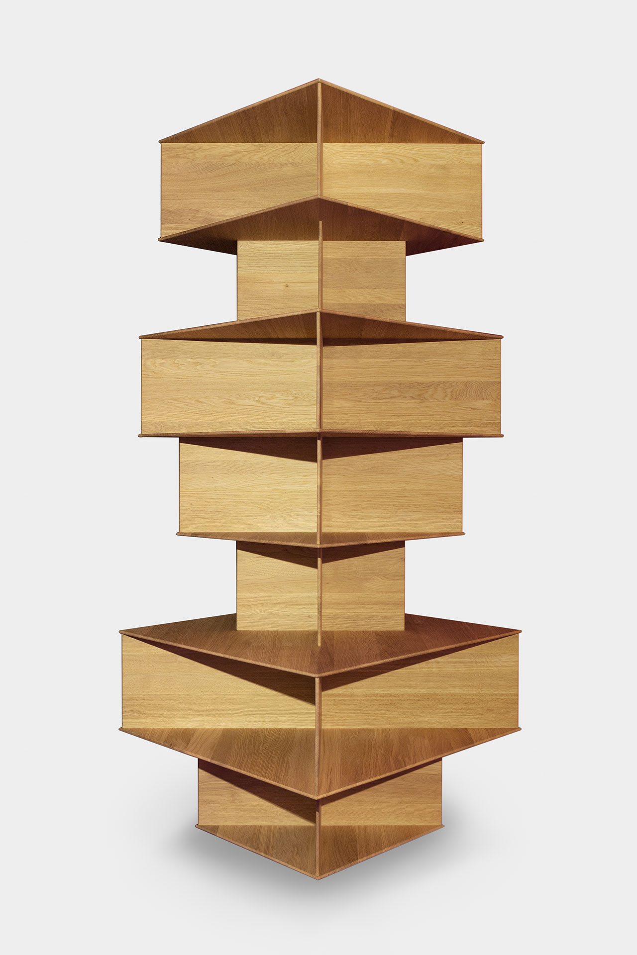 Regale sind ein beliebtes wie offensichtliches Beispiel für Furnitecture – die Vermischung von Möbeln und Architektur. Für den italienischen Hersteller Driade entwarf das Architekturbüro BIG das Regal «Totem». Es verfügt über eine selbsttragende Struktur mit einem Dreh-System, das einen bequemen Zugang zu allen vier Seiten der Regaleinheiten ermöglicht. Diese sind verschieden gross und werden versetzt übereinandergestapelt.