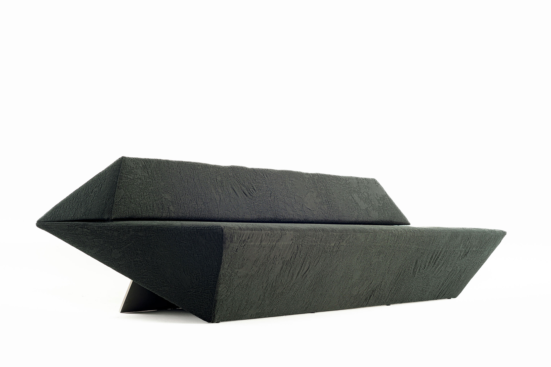 Architektur, in ein Möbel übersetzt: Sofa KA von Kengo Kuma für Time &amp; Style, Tokyo, kombiniert eine flache Sitzfläche mit einer Rückenlehne in Form eines dreieckigen Prismas.