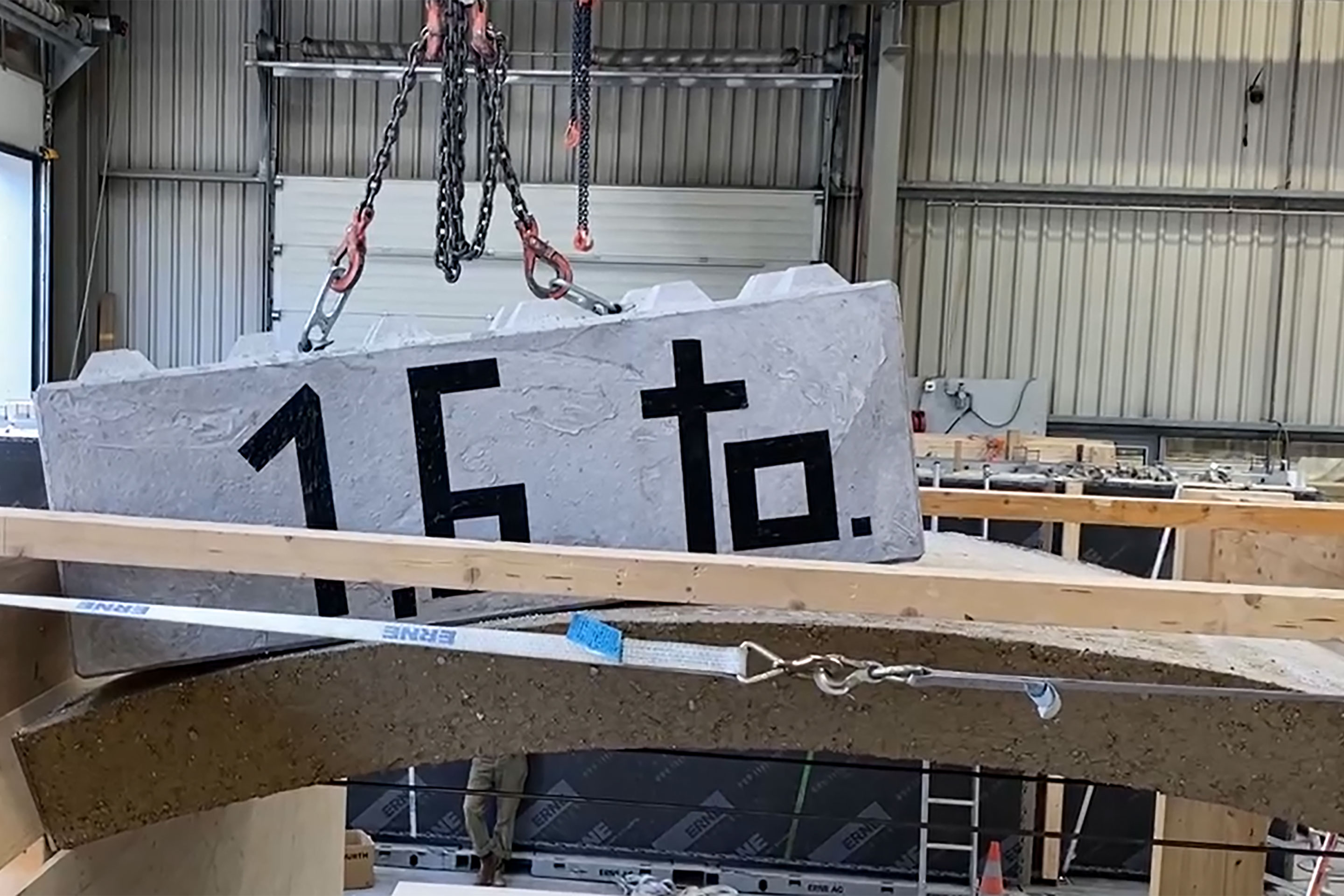 Während Beton ein duktiles, gutmütiges Versagen an den Tag legt, versagt Lehm schlagartig. Und doch war es zunächst nicht möglich, den Bogen durch hohe, einseitige Lasten zum Versagen zu bringen.