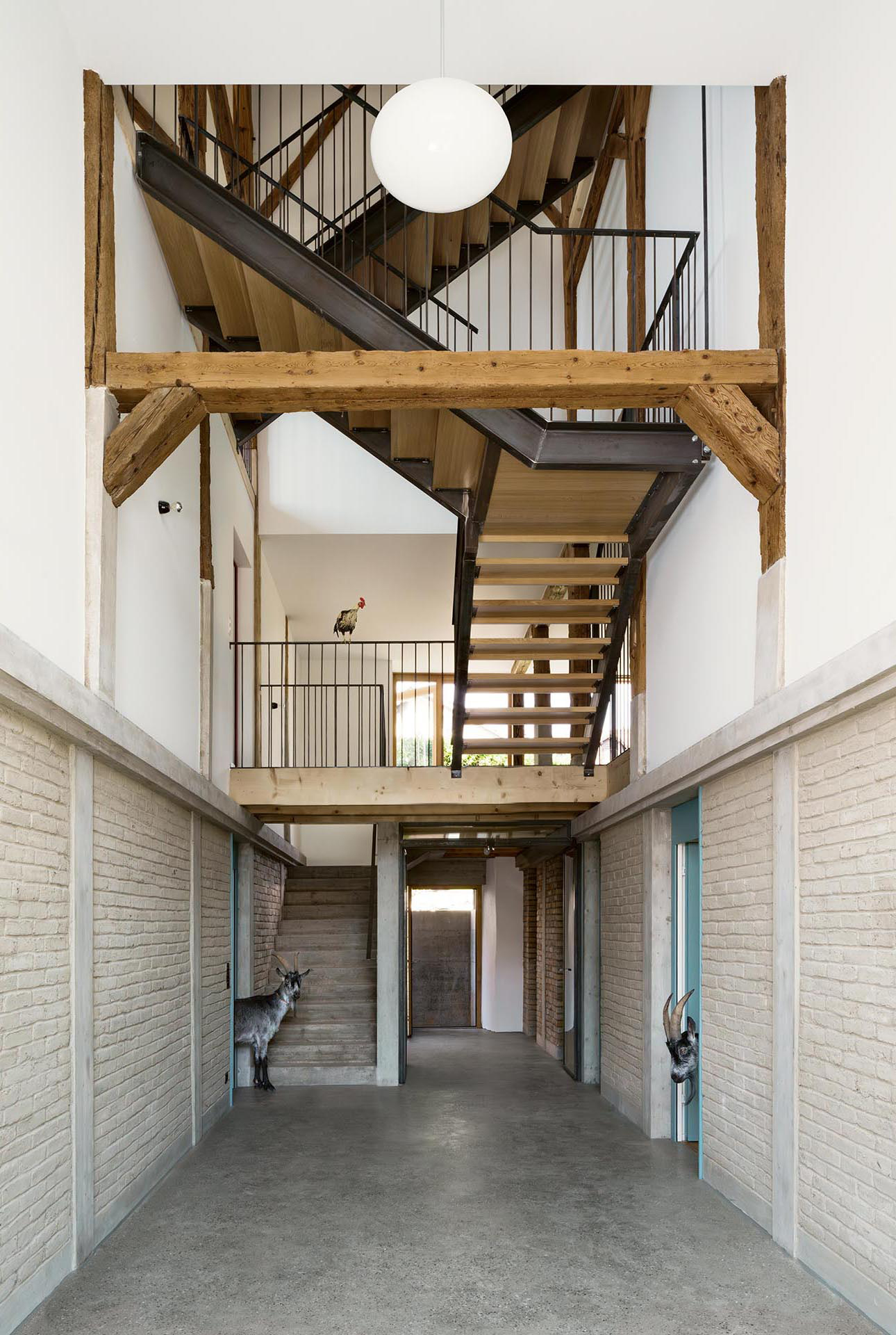 L’ancienne étable forme un socle maçonné en relation avec le jardin. Depuis l’espace central, le regard saisit la grange dans toute sa hauteur.