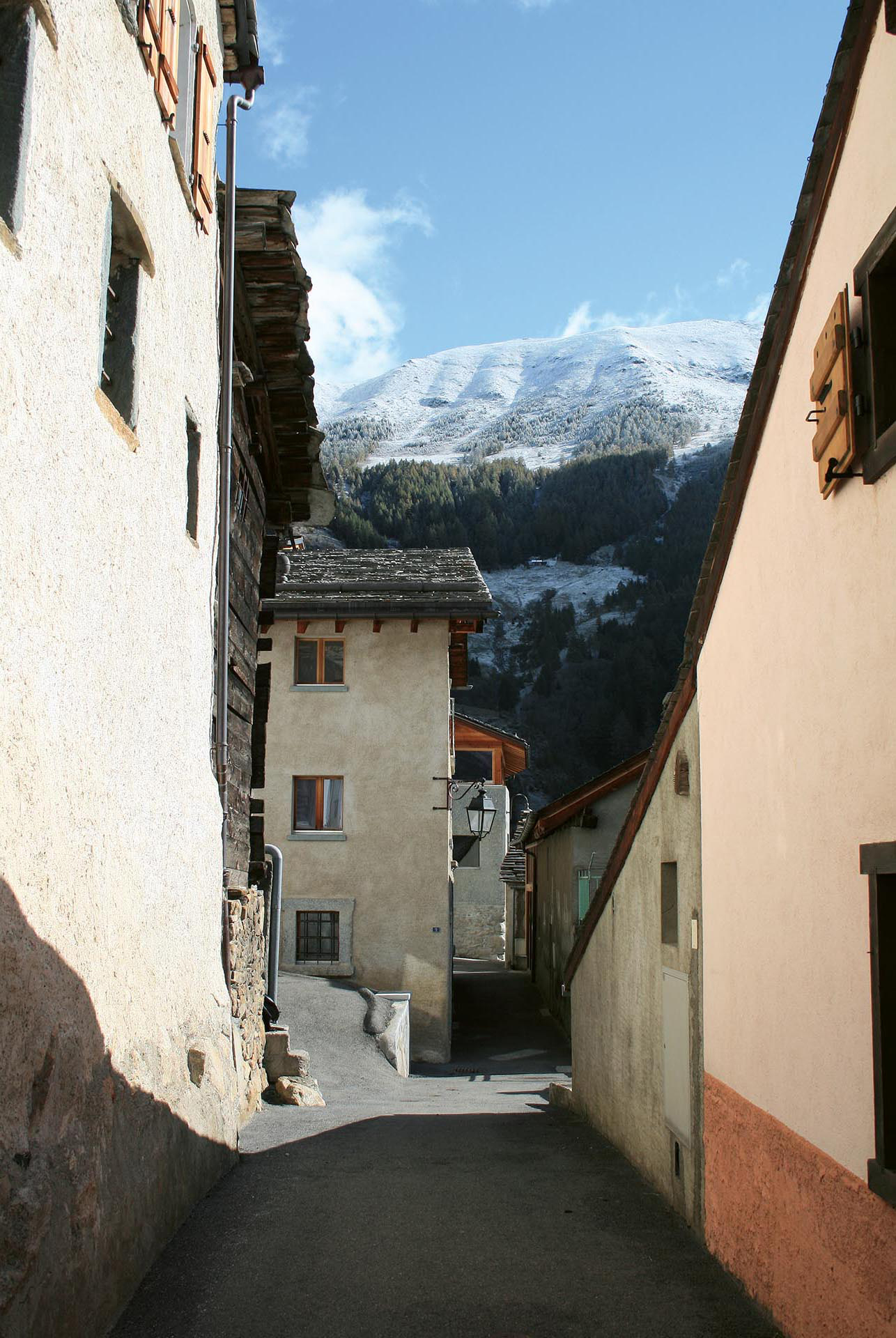 Perspective depuis l’une des rues traversantes de Commeire.