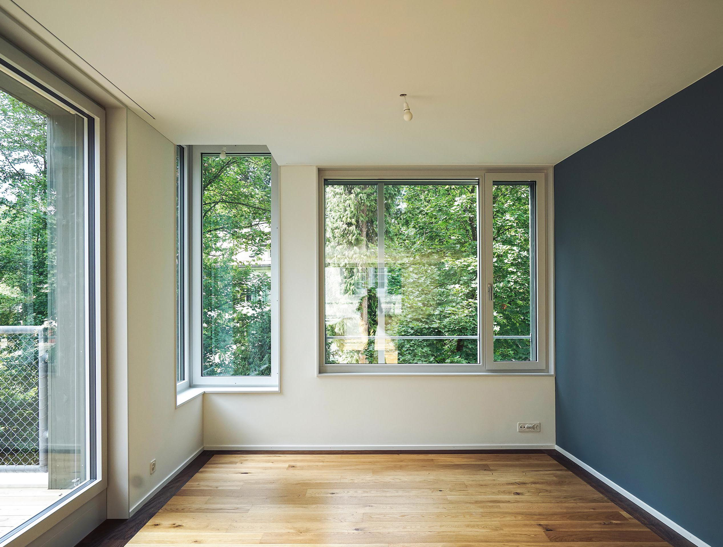 Die Wahl der Oberflächengestaltung war Sache der Bewohnenden. In diesem Esszimmer entschieden sich die Käufer für ein warmes Blau von Farrow &amp; Ball und für ein Bodenfries aus geräucherter Eiche.