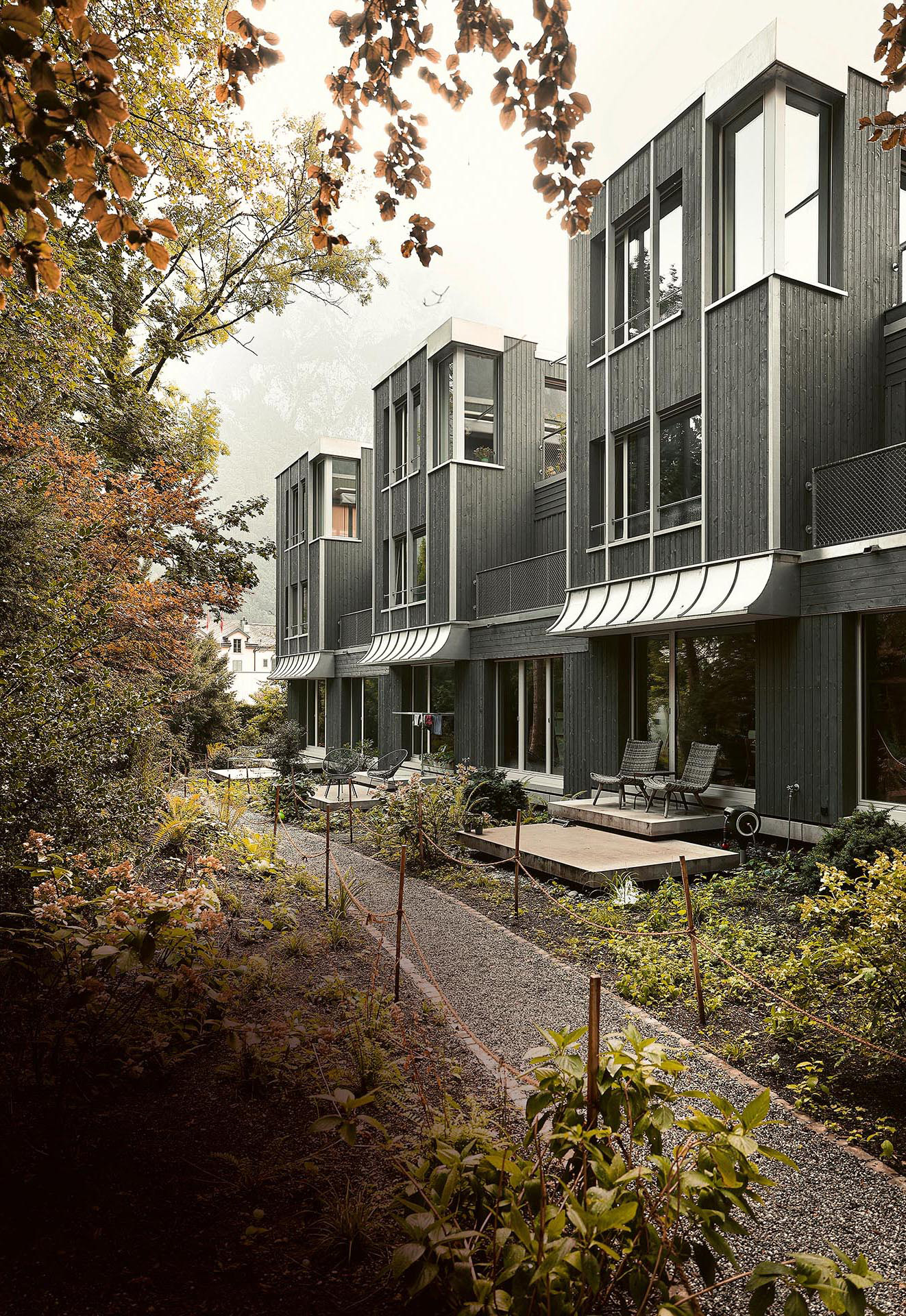 Vier neue Reiheneinfamilienhäuser im Park Freienstein:  Die Anlage wird heute gemeinsam genutzt und gepflegt.