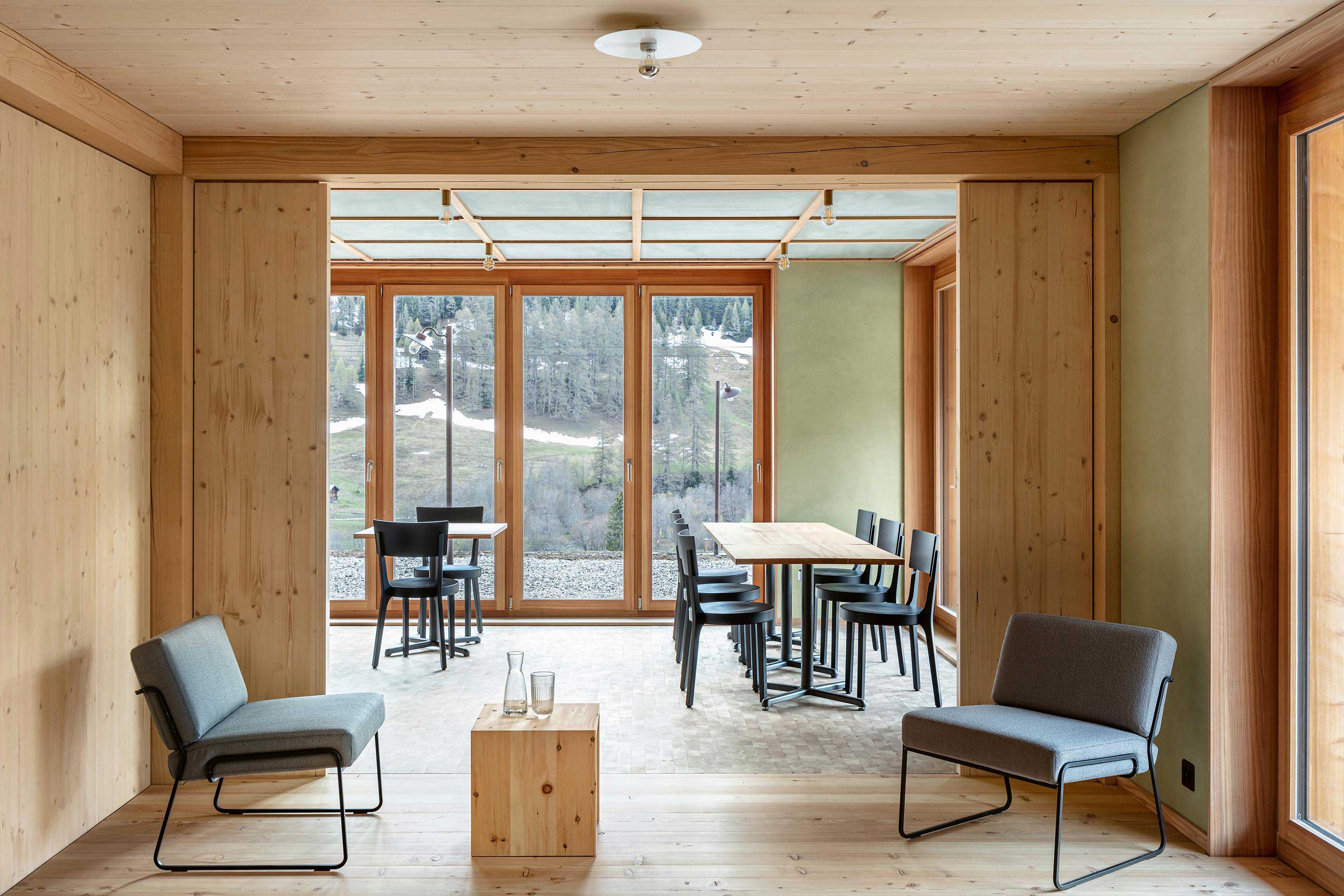 Das Farbkonzept im Innern spielt über das Holz und den Lehmputz mit den Farben der Landschaft.