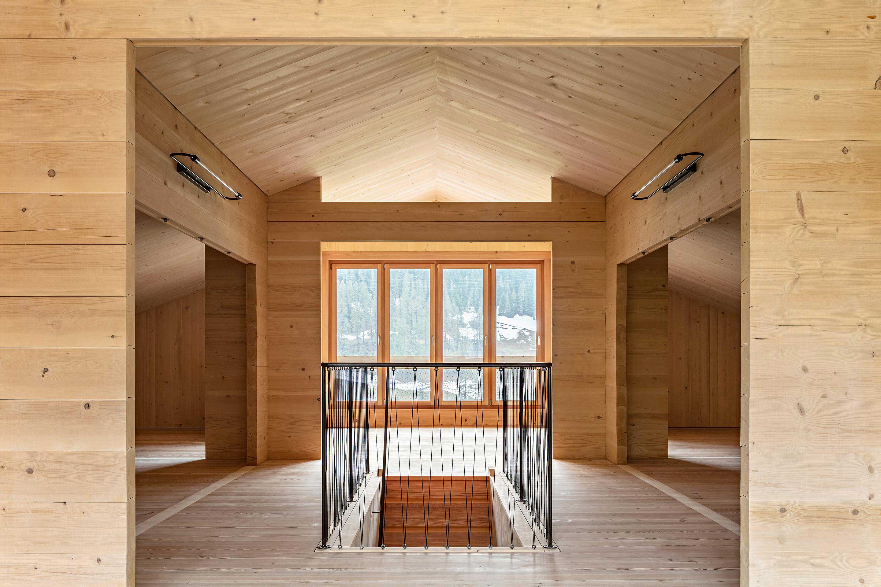 Der Yogaraum unter dem Dach überrascht durch seine über die ganze Haustiefe reichende Grösse.