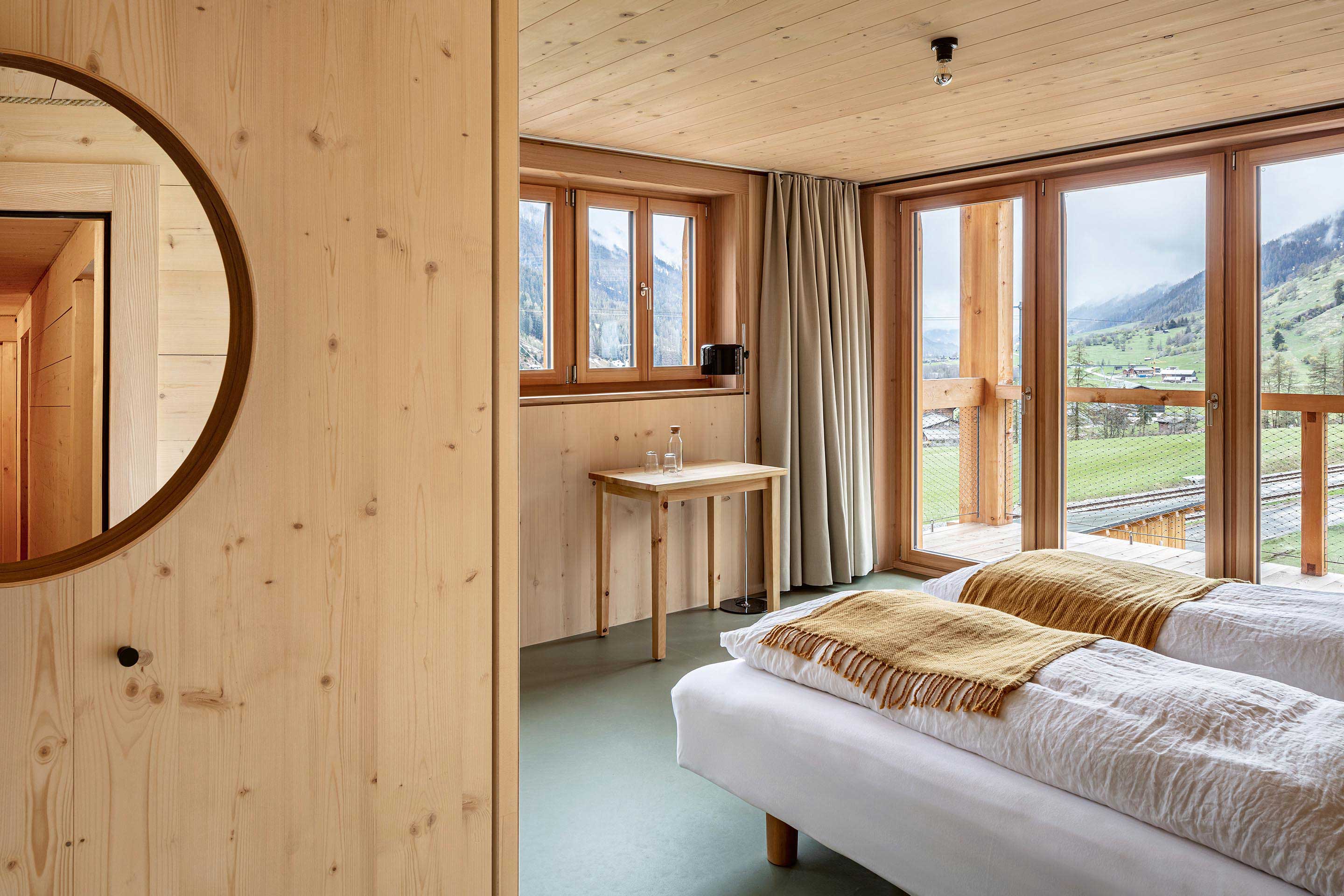 Les chambres donnent sur de généreux balcons.