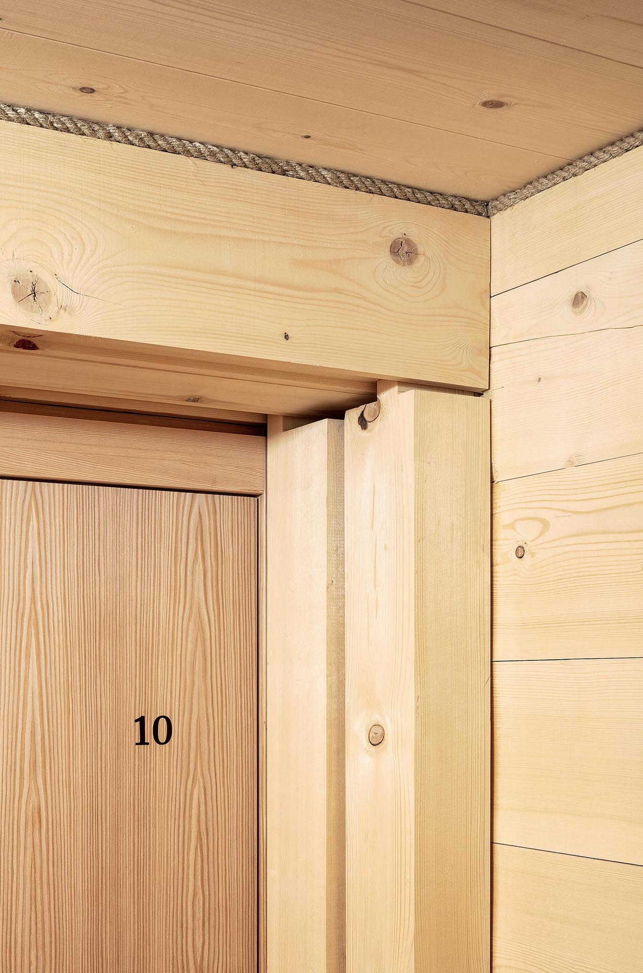 Une construction en double épaisseur assure une bonne isolation ­phonique dans les chambres. Les assemblages à rainure et languette sont réalisés sans colle ni vis.