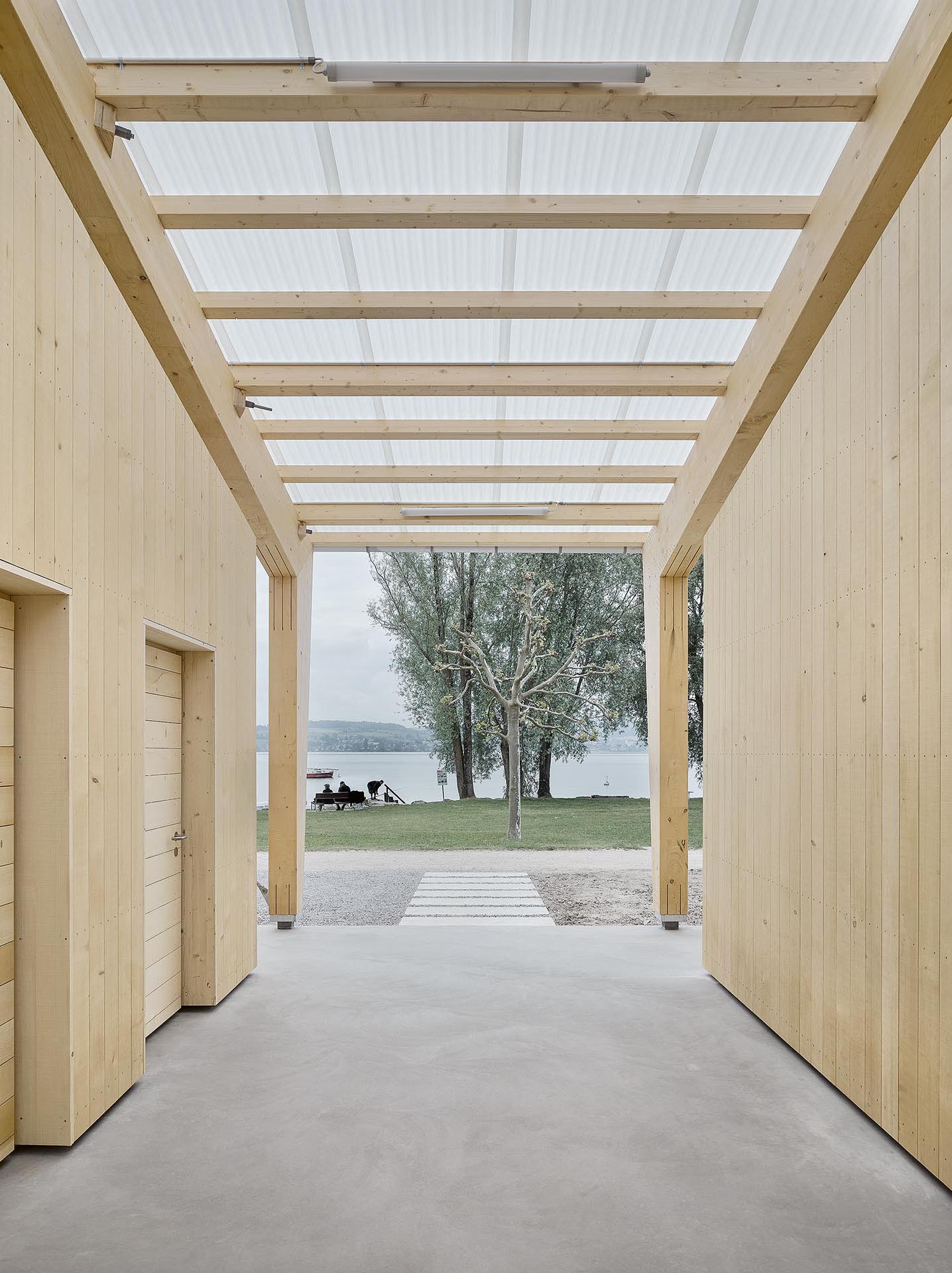 La couverture du toit du centre nautique, en partie en polycarbonate, laisse passer la lumière du jour dans les couloirs et les salles.