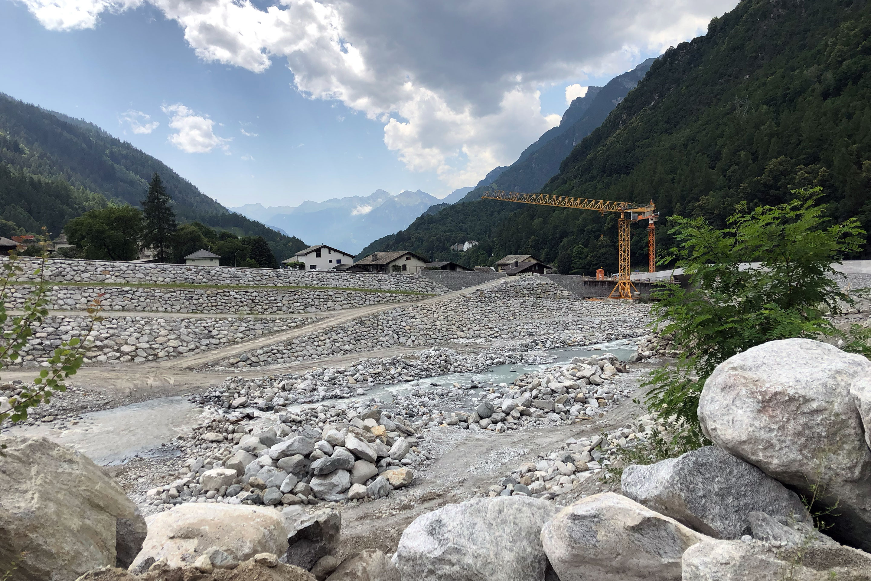 Steine überall: Blick von Promontogno talauswärts Richtung Italien. Den Beteiligten war es wichtig, dass sich die Verbauungen in ihrer Materialität in die bestehende Topografie einfügen.