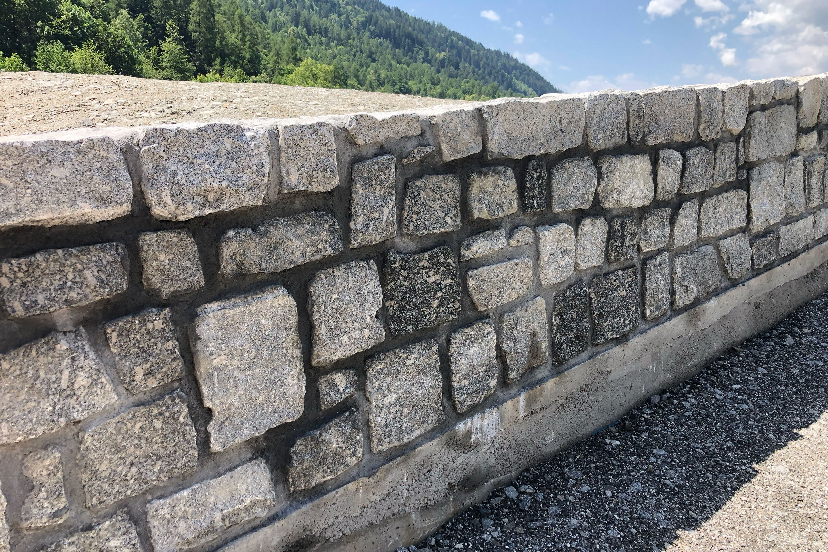 Punt: Die Brüstungen sind ebenso wie die Dämme aus den Steinen des Bergsturzes gemauert.