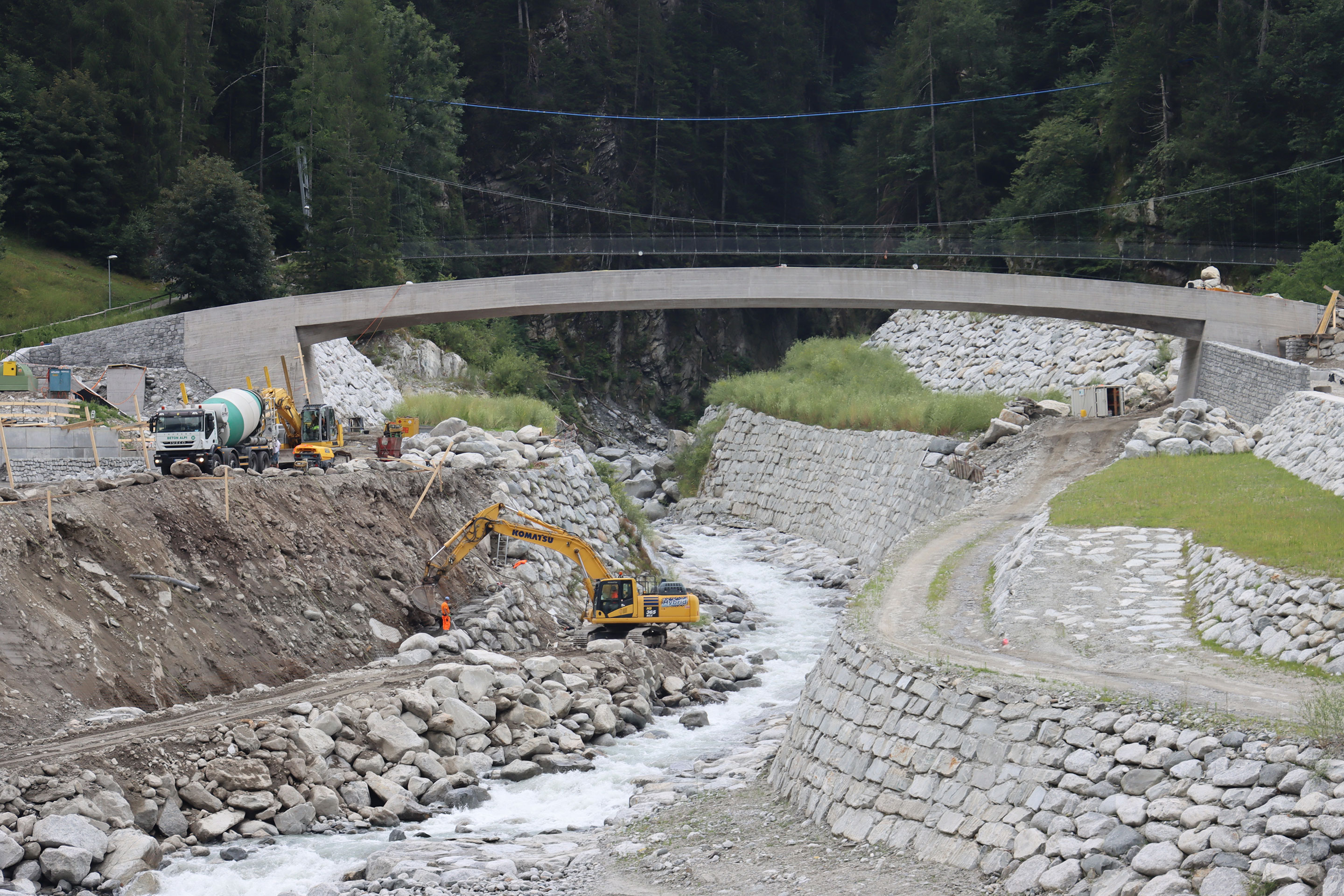 Die neue Punt – wie alle drei Brücken eine monolithisch vorgespannte Rahmenkonstruktion in Ortbeton. Die Seilbrücke im Hintergrund diente temporär als Verbindung zwischen den beiden Ortsteilen Bondo und Promontogno. Sie wird wieder demontiert.