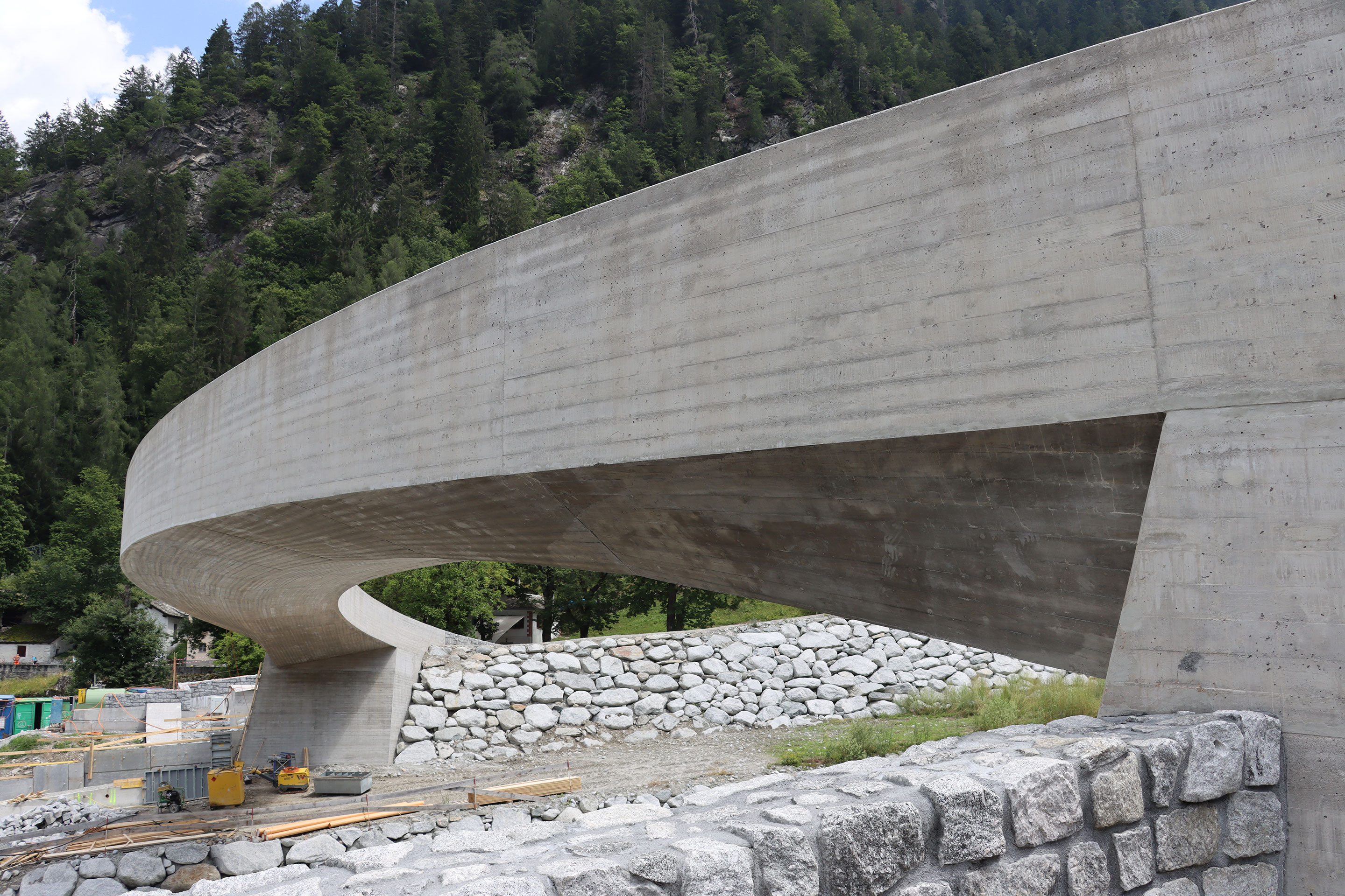 Untersicht auf die Punt mit sorgfältig durchdachtem Schalungsbild: Die schräge und geschwungene Ausgestaltung minimiert die Angriffsmöglichkeiten bei aussergewöhnlichen Naturereignissen.
