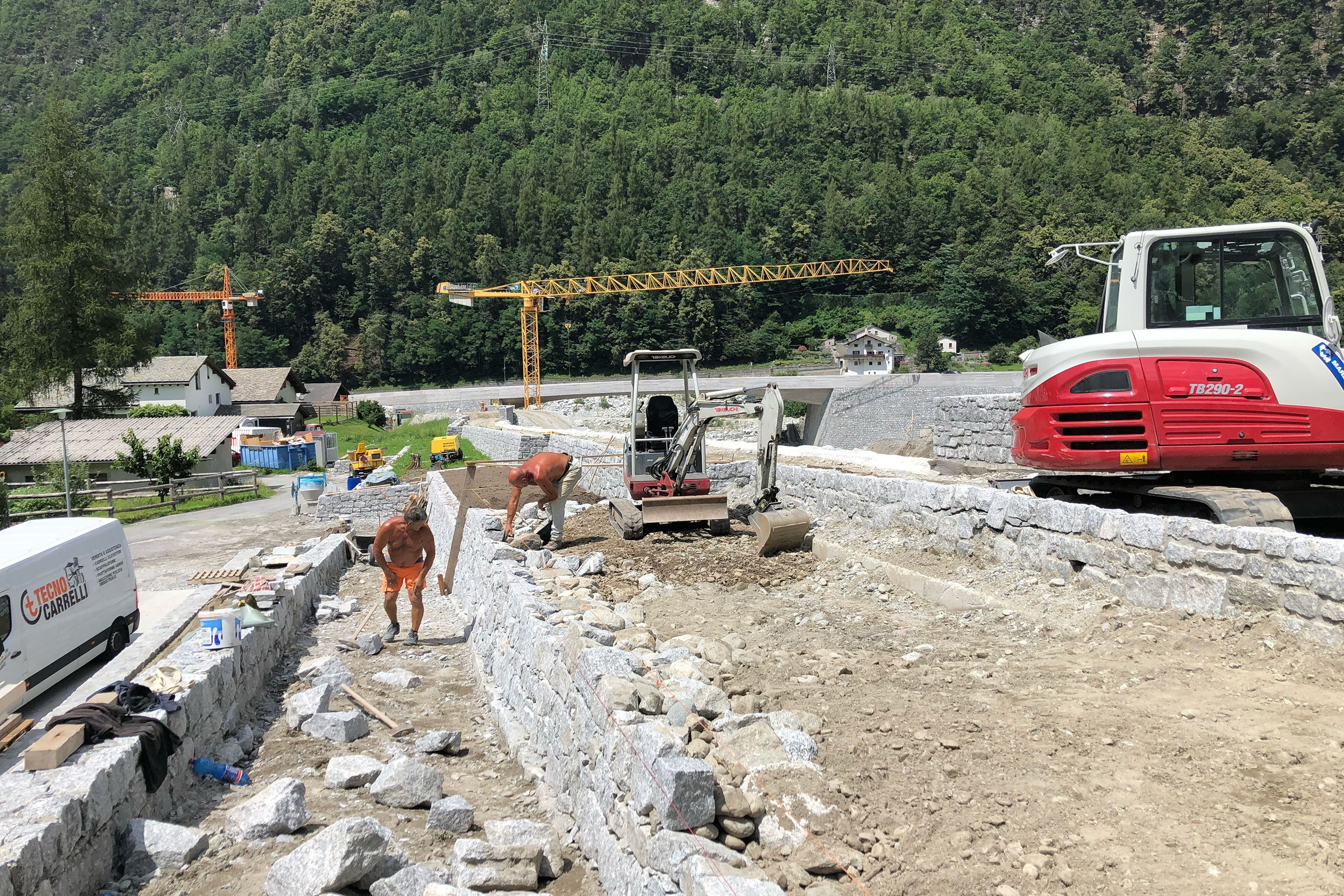 Die Dämme sind terrassenartig abgestuft. Auf der Seite von Bondo sollen die Flächen als Gärten von der Bevölkerung genutzt werden können.