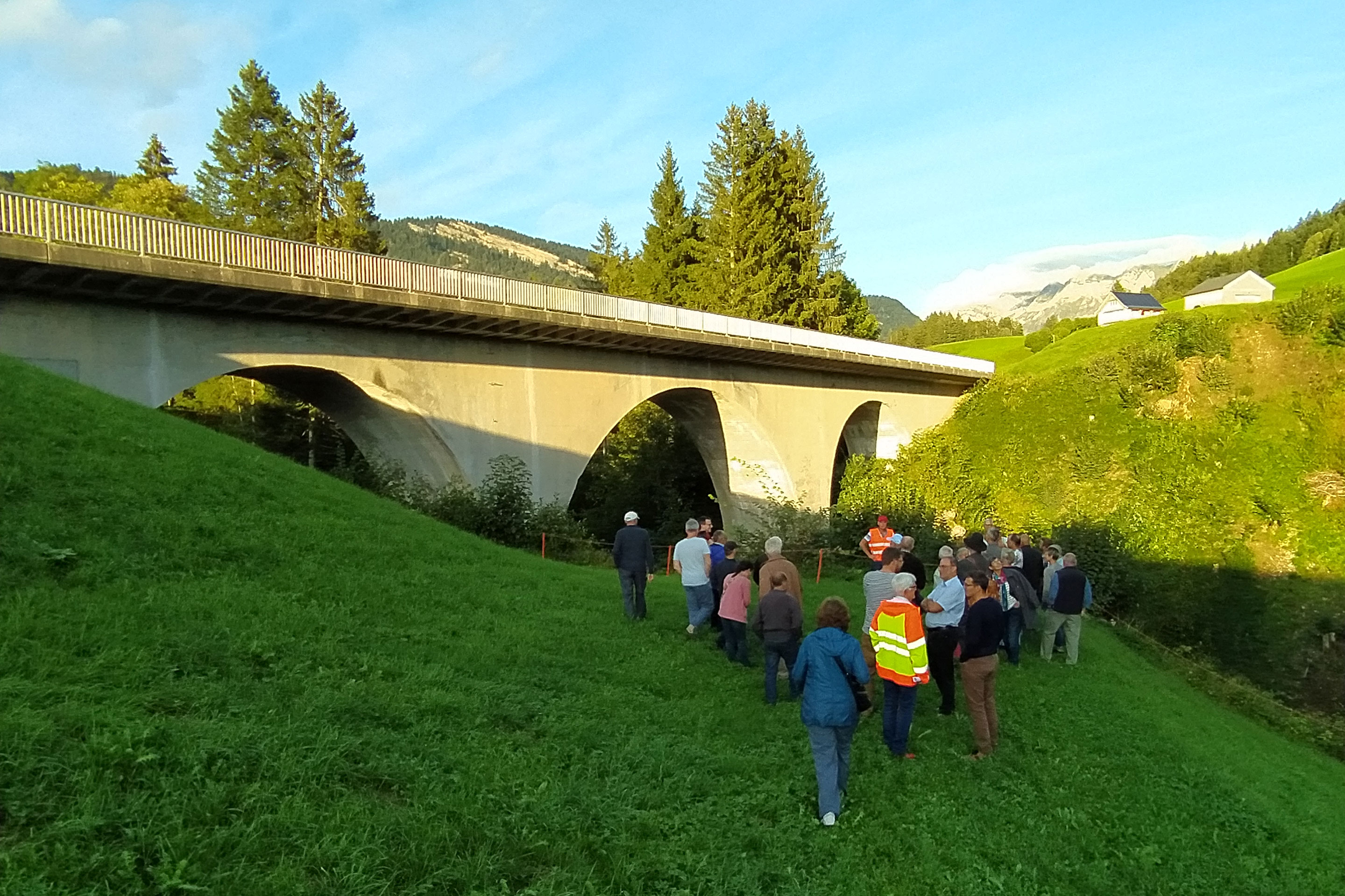 Drei Bögen, der mittlere mit einer Spannweite von 22 m, überbrücken den Tobel des Luterenbachs.