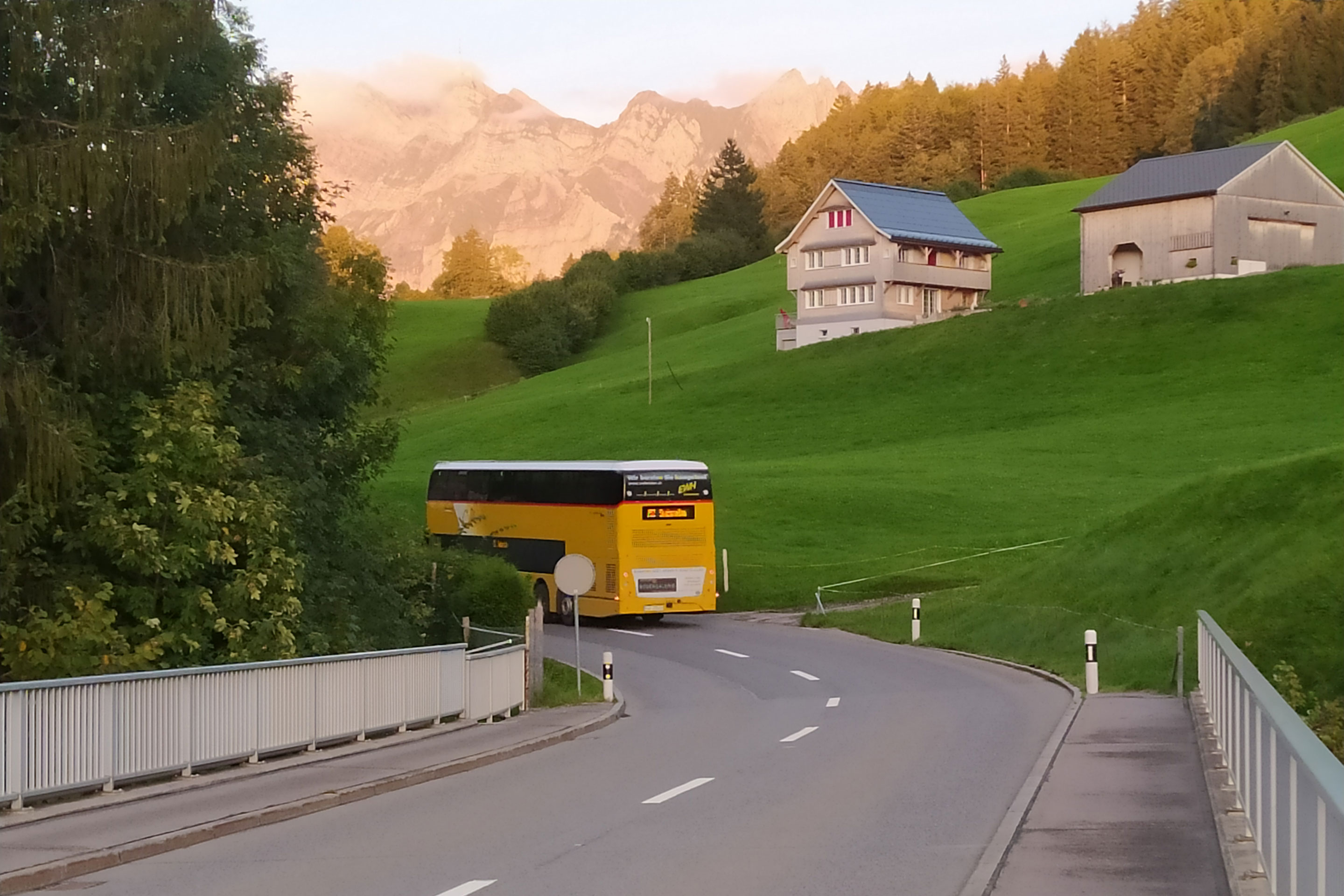 Mit einer neuen Brücke soll auch die Linienführung angepasst werden. Der Postbus nimmt es auch mit der heutigen Linienführung gelassen.