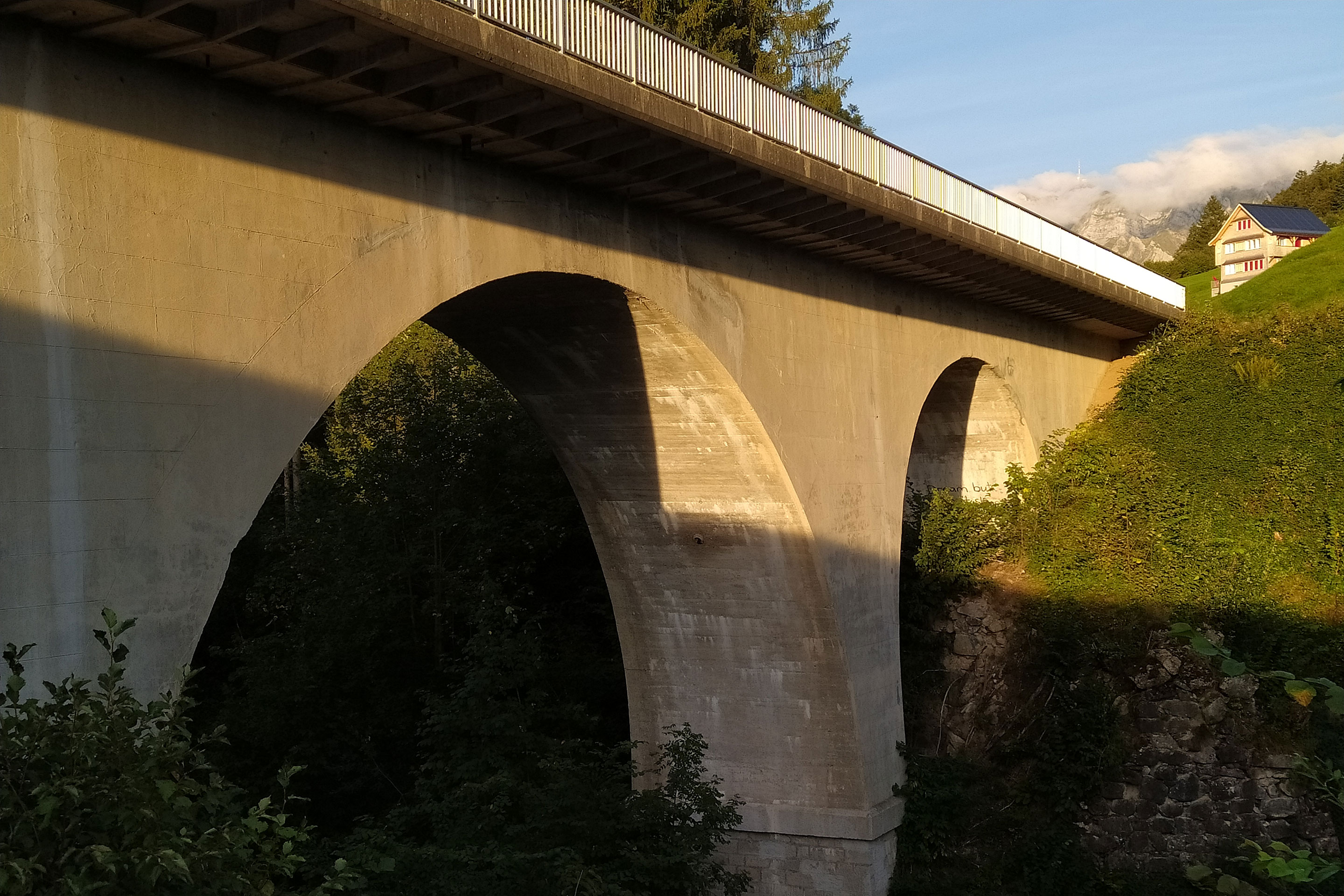 Die Brücke aus Stampfbeton macht auch heute noch augenscheinlich einen massiven, stabilen Eindruck.