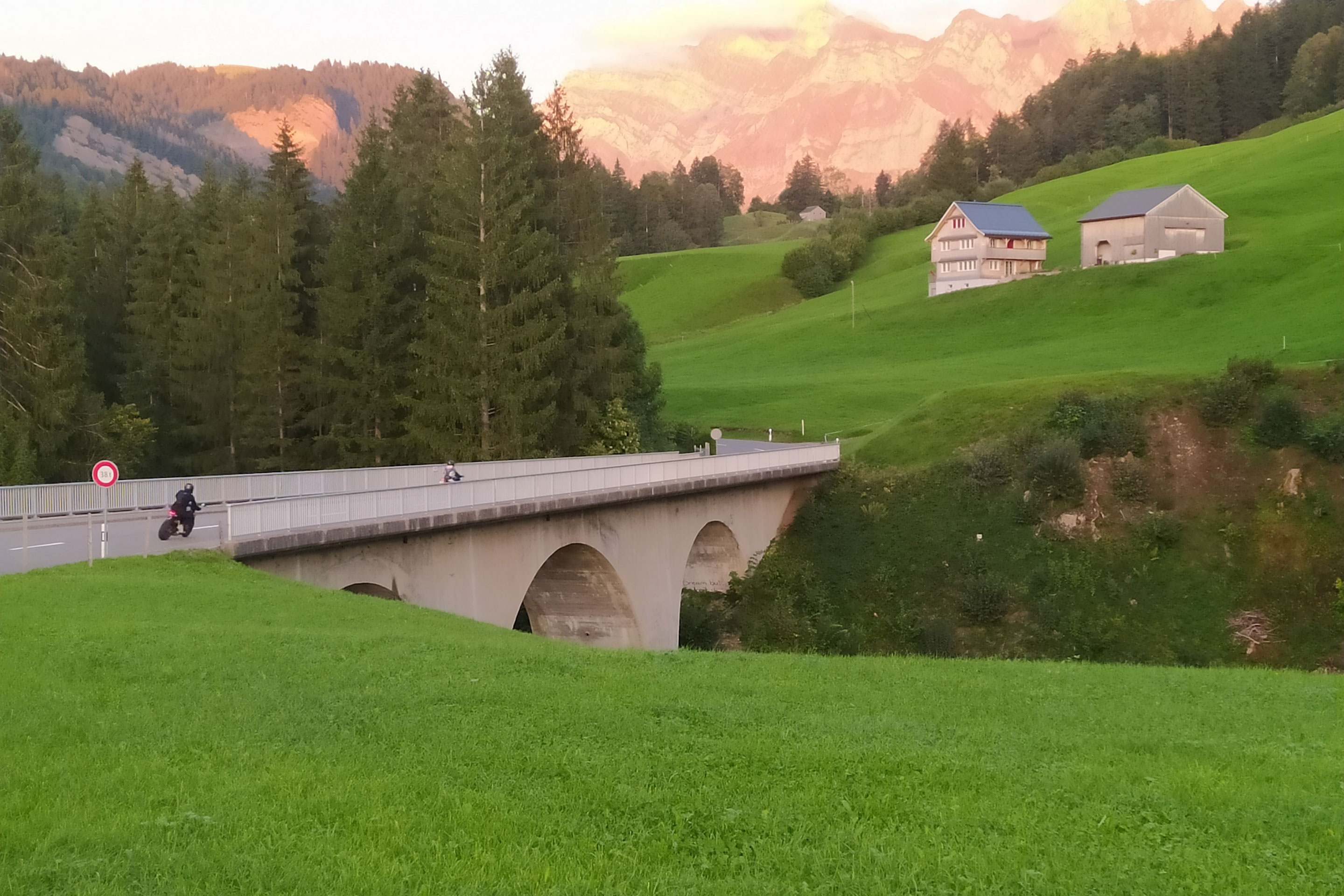 Abendstimmung mit Blick Richtung Säntis. Wahrscheinlich würden schon wenige Fällarbeiten genügen, um die Sichtverhältnisse in der Kurve zu verbessern.