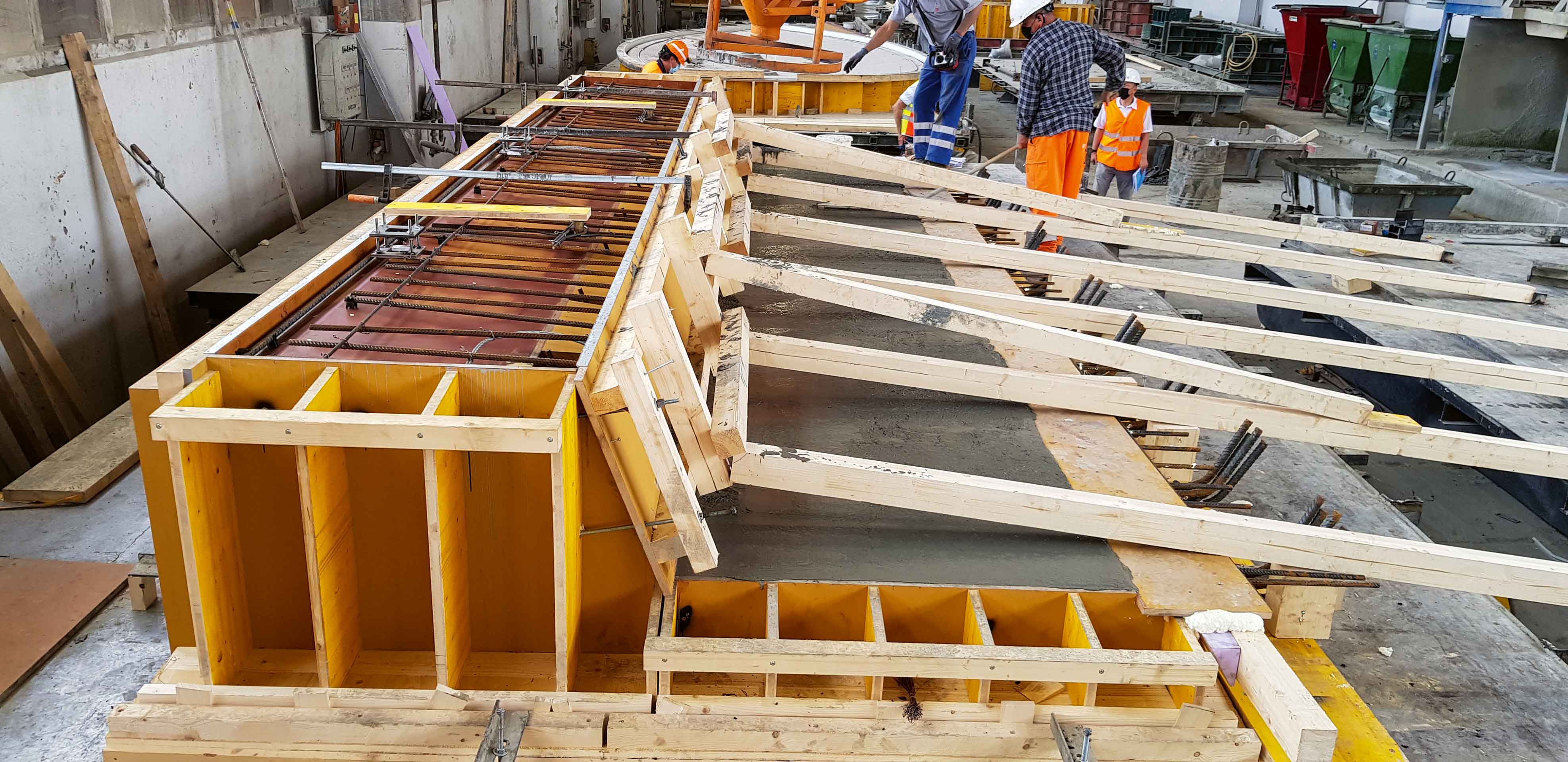 Fabrication d’un élément du tablier en CFUP en usine.