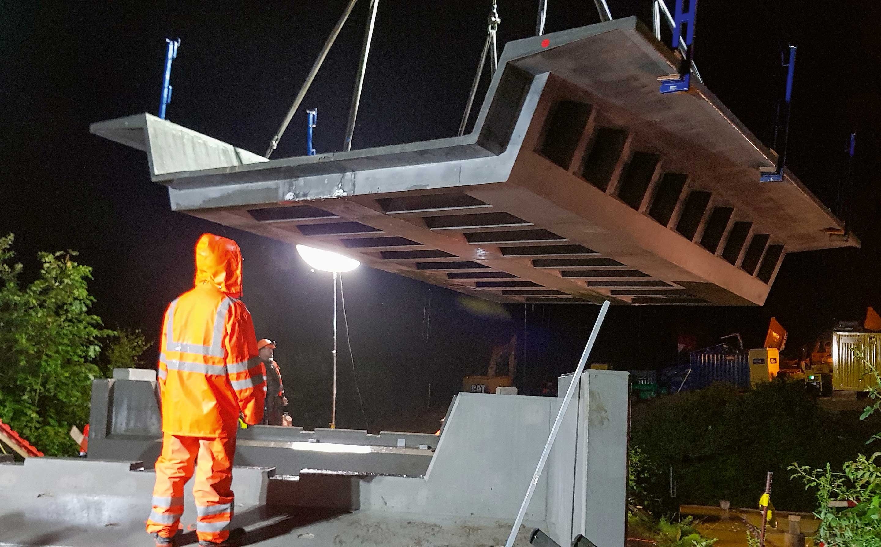 Pose du nouveau tablier pendant des travaux de nuit.