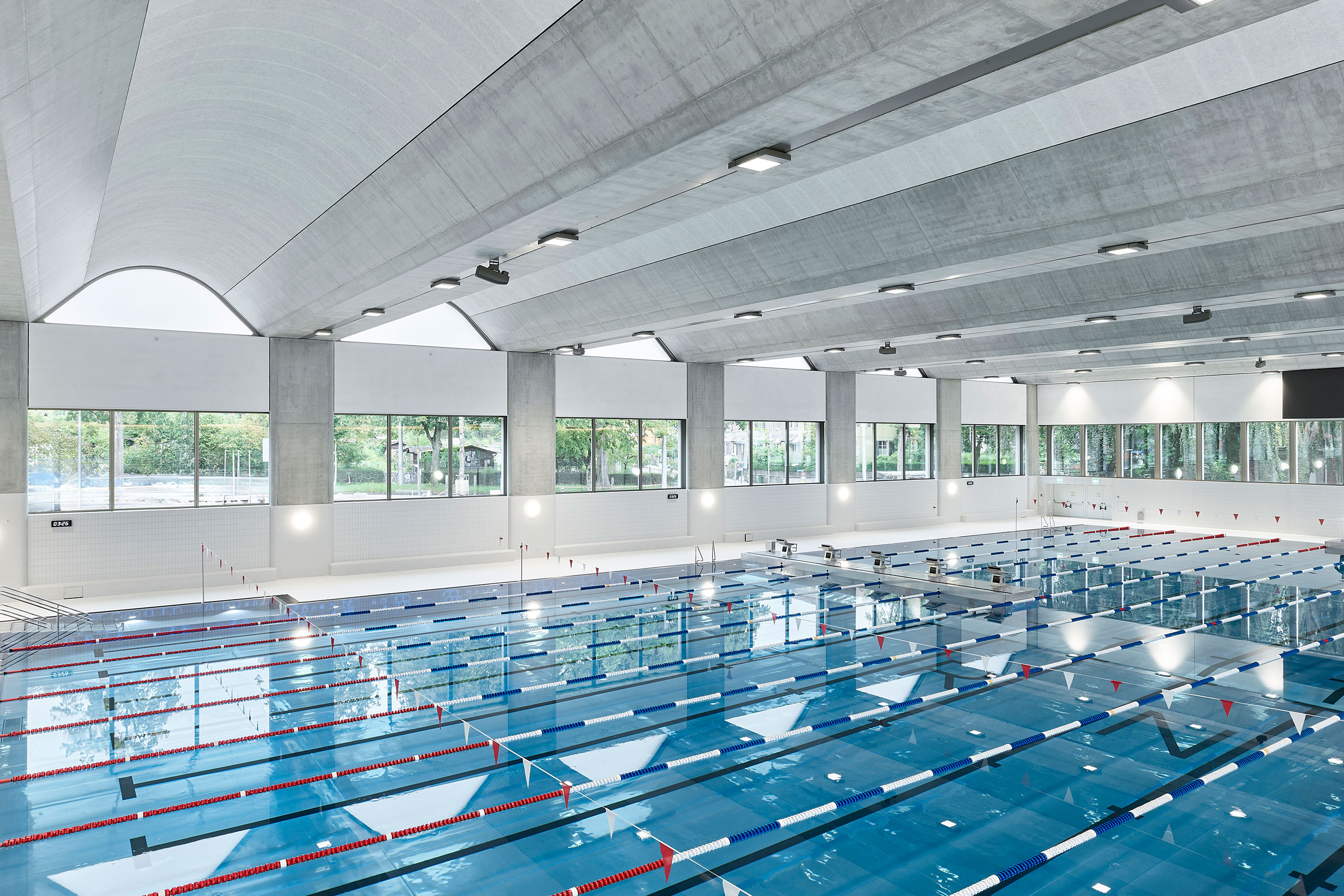 Die Bandfenster beim 50-m-Becken geben den Blick frei zur begrünten Umgebung.