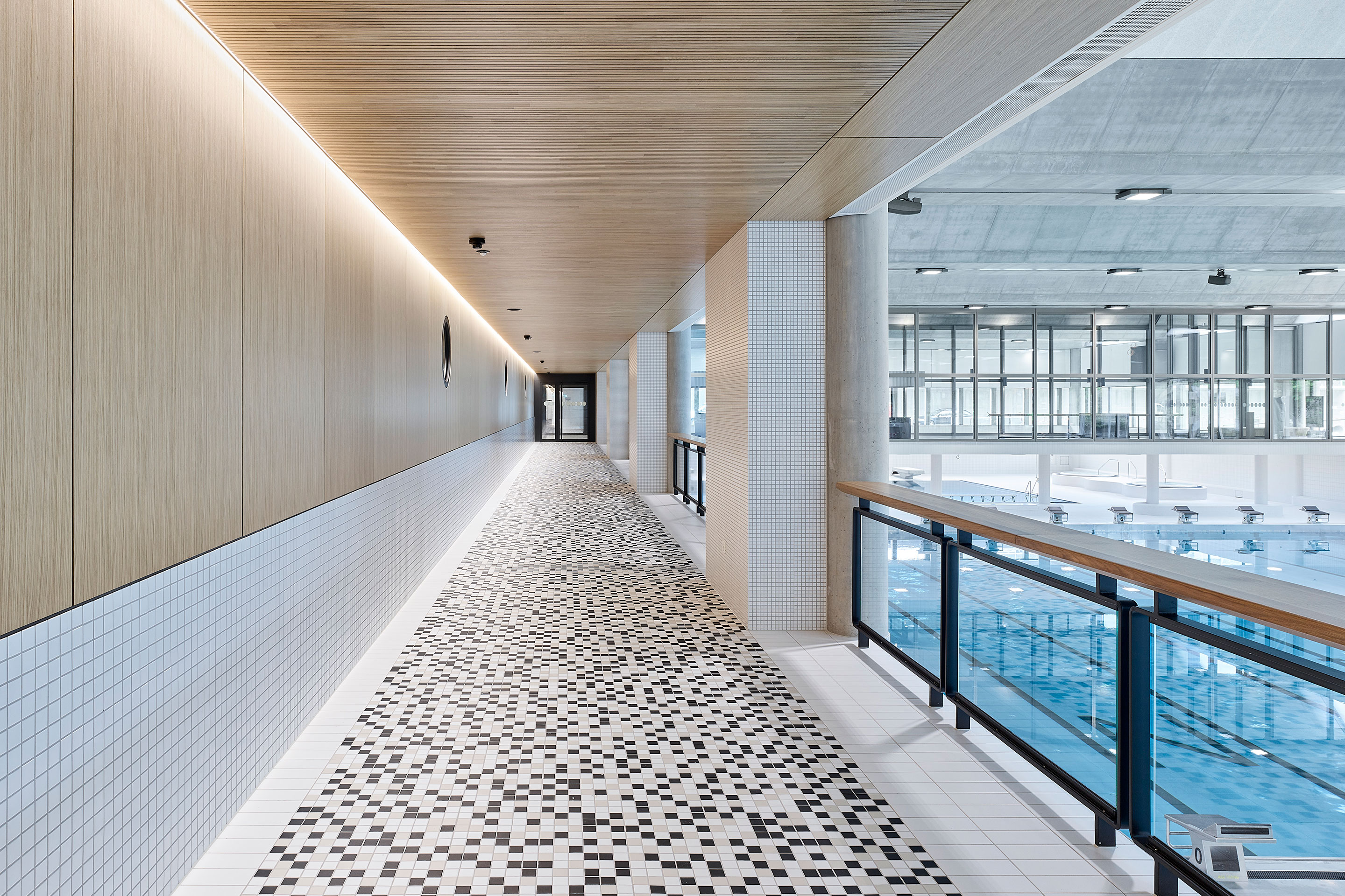 Die offene Galerie erlaubt Gästen und Badenden den Blick in die Schwimmhalle. Im Hintergrund erkennbar ist die Brücke über die Halle, die den Kassenbereich beherbergt.