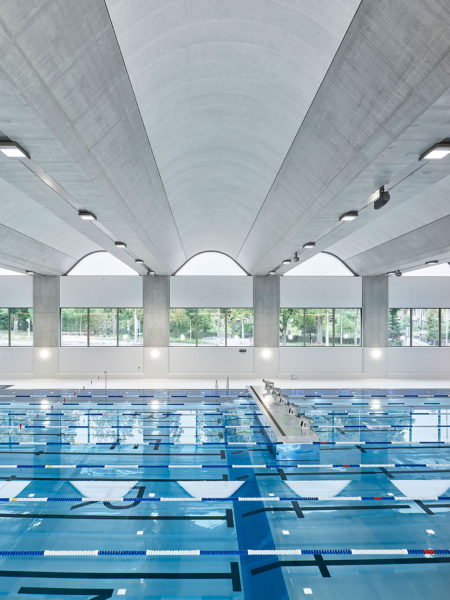 Mobile Trennelemente inklusive Startblöcken unterteilen das 50-m-Becken bei Bedarf.