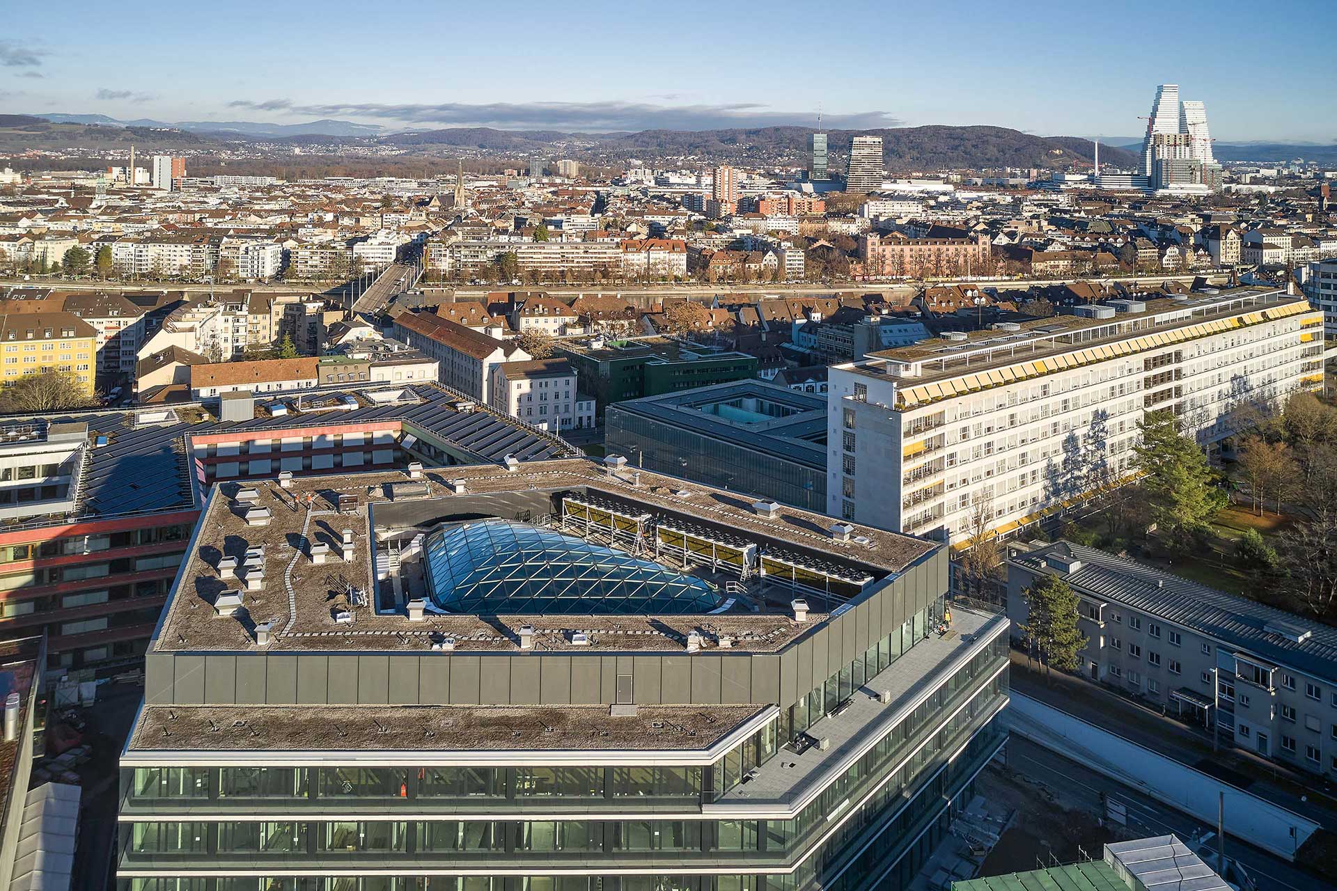 Das BSS-Gebäude aus der Vogelschau: Das Stahl-Glasdach versteckt sich hinter der Brüstung.