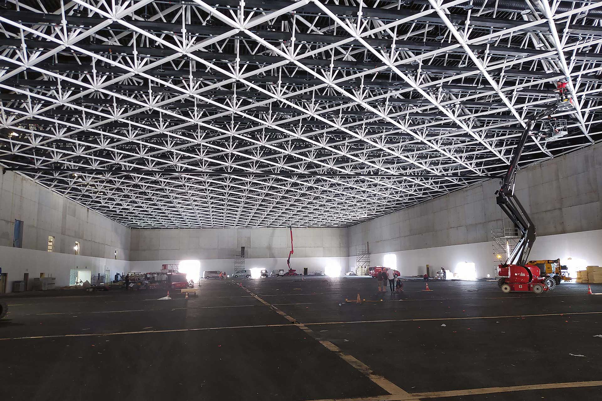 Ein Himmel voll stählerner Sterne: Die eindrückliche Decke der St. Galler Kantonalbank Halle. Auch Veranstaltungstechnik kann daran aufgehängt werden.