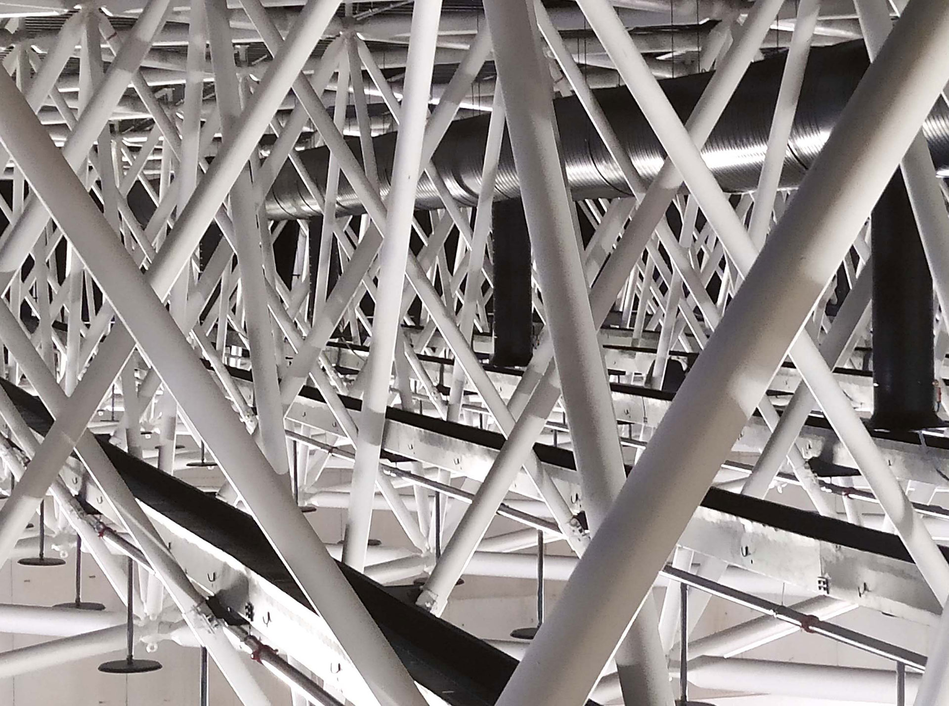 Auf der Ebene des Raumfachwerks befindet man sich in einem Wald von Stahlstreben.Auf der Ebene des Raumfachwerks befindet man sich in einem Wald von Stahlstreben.