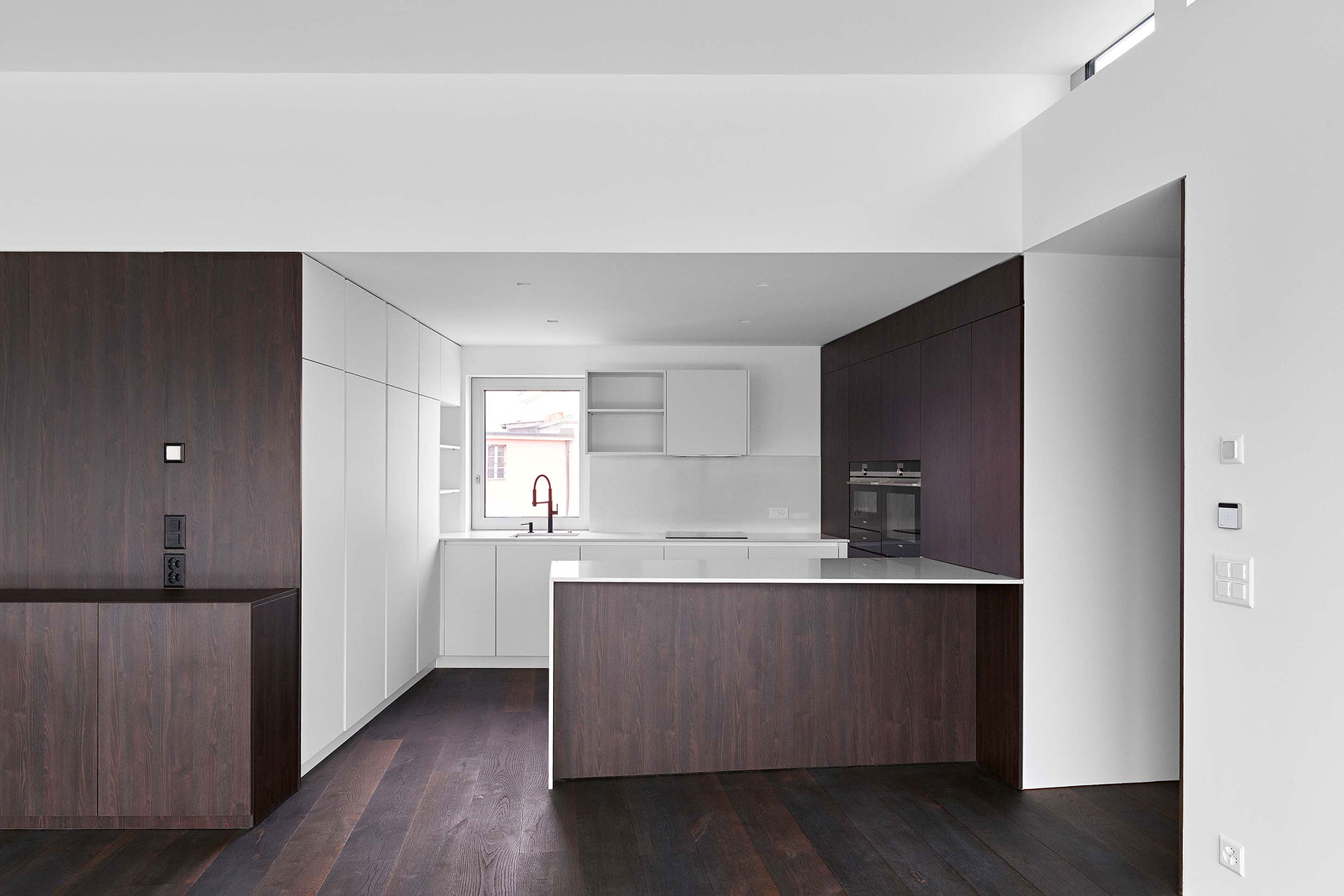 Pour l’intérieur des appartements, les architectes ont fait le choix d’une bichromie élégante. Vue du séjour de l’appartement d’angle au 5e étage.