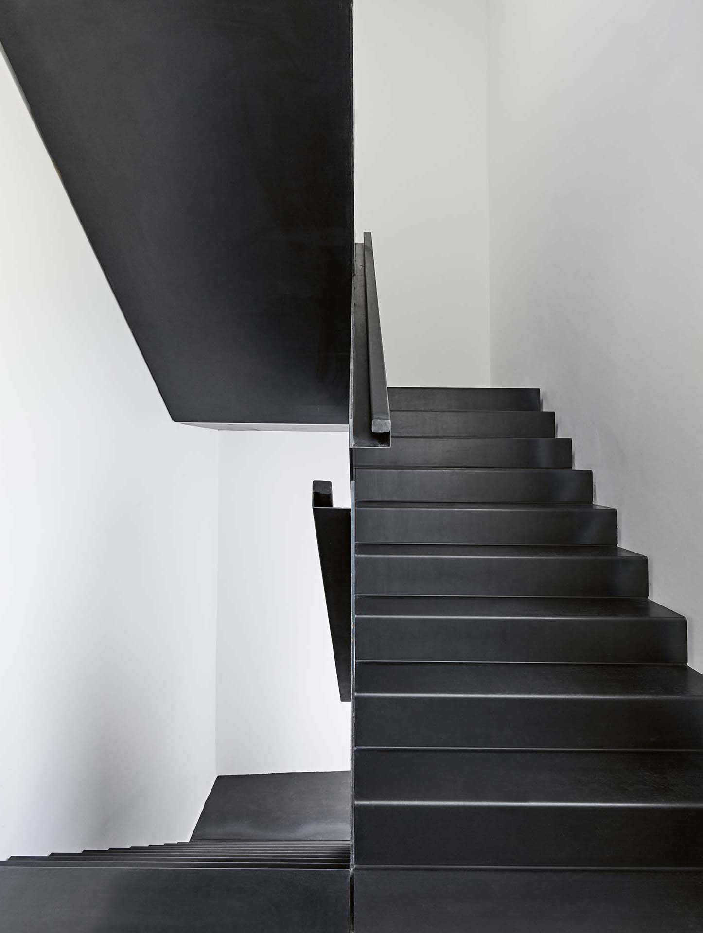 Pour l’intérieur des appartements, les architectes ont fait le choix d’une bichromie élégante. Vue du séjour de l’appartement d’angle au 5e étage.